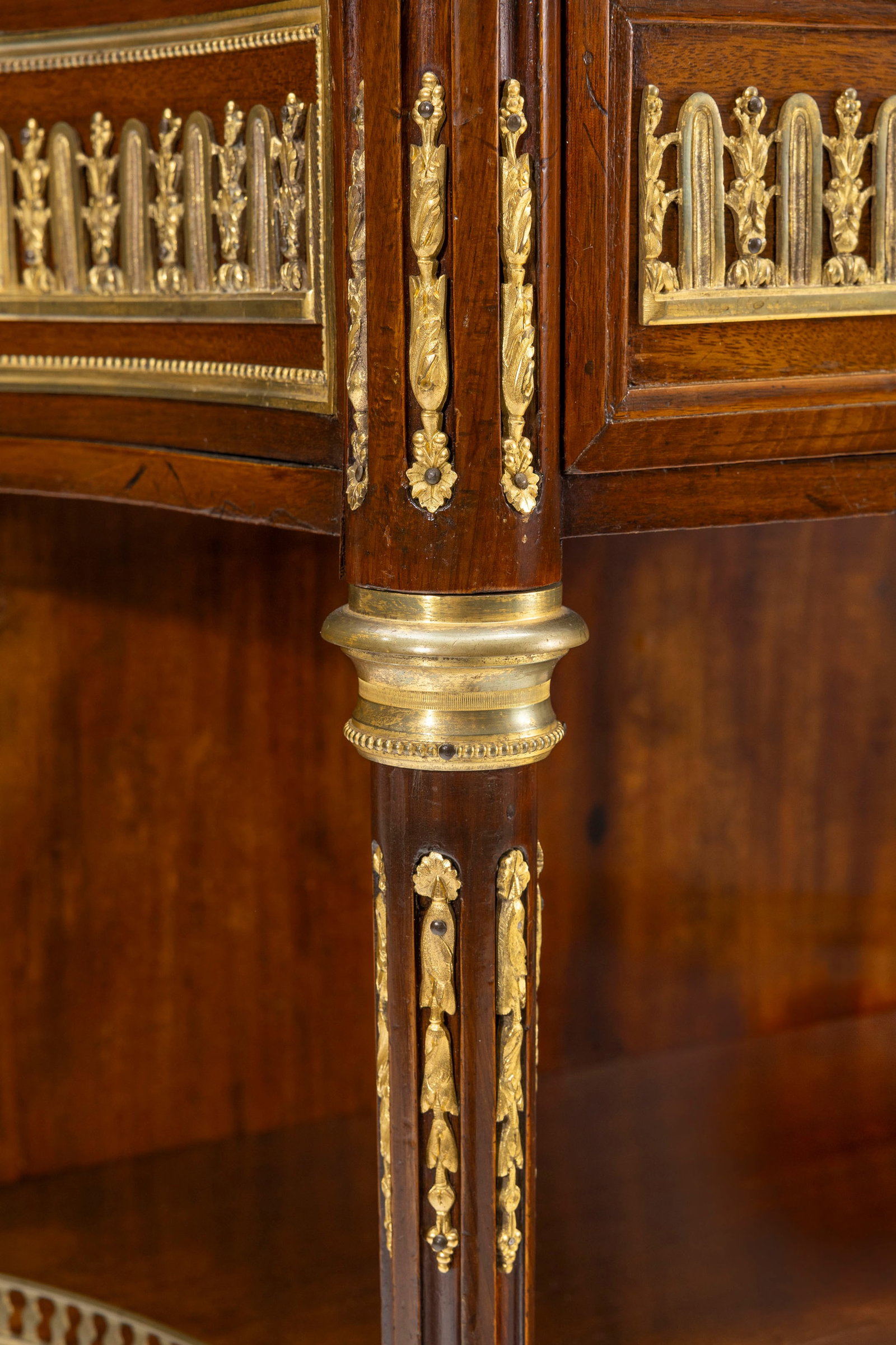 Desserte de style Louis XVI, XXe s., en placage d'acajou et bois teinté acajou, ouvrant par un  - 3