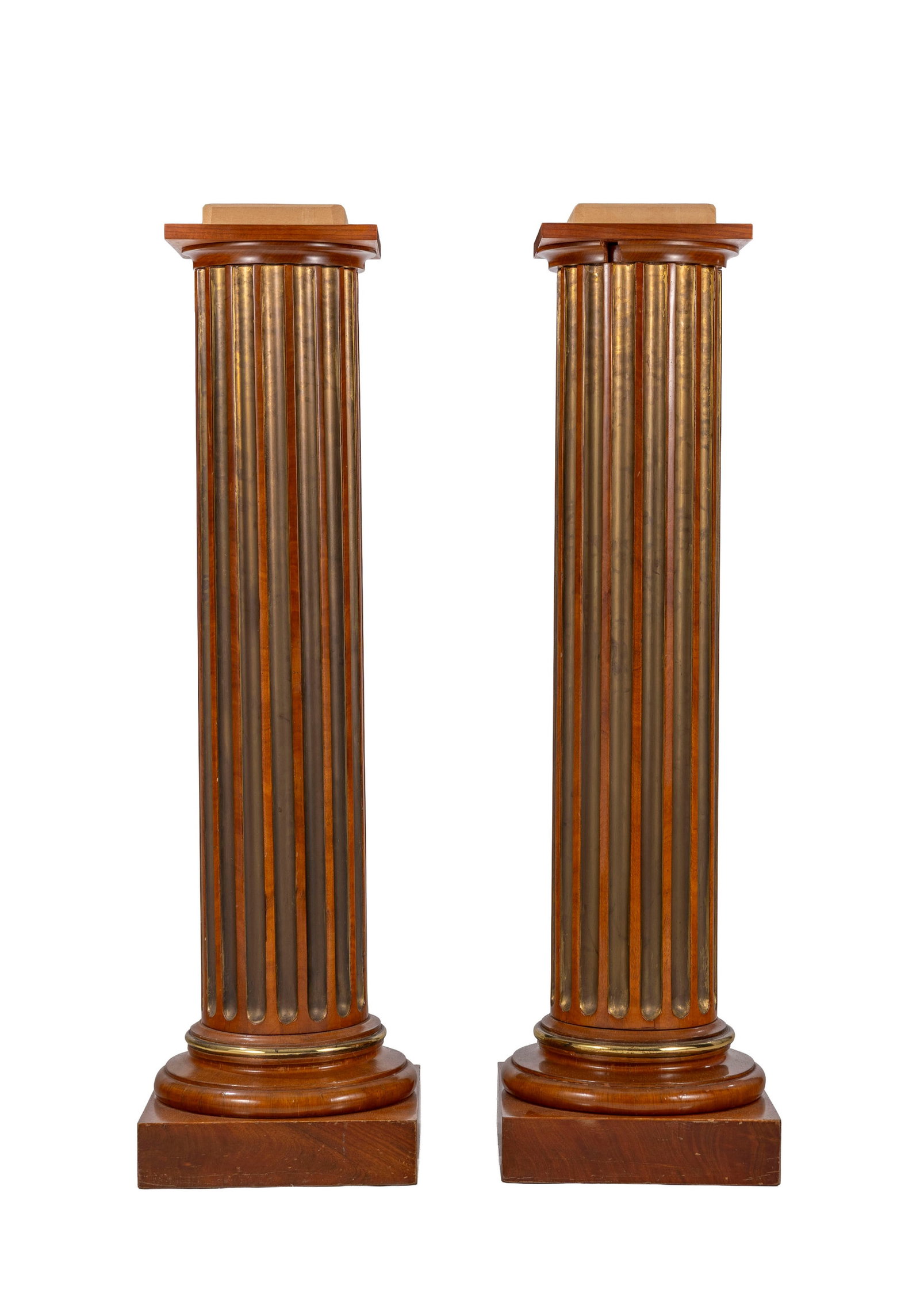 Paire de sellettes de style Louis XVI, XXe s., en acajou et laiton, en forme de colonne cannelé: Paire de sellettes de style Louis XVI, XXe s., en acajou et laiton, en forme de colonne cannelée, h. 124 cm Condition Attention: plateau avec socle non-teinté élément circulaire