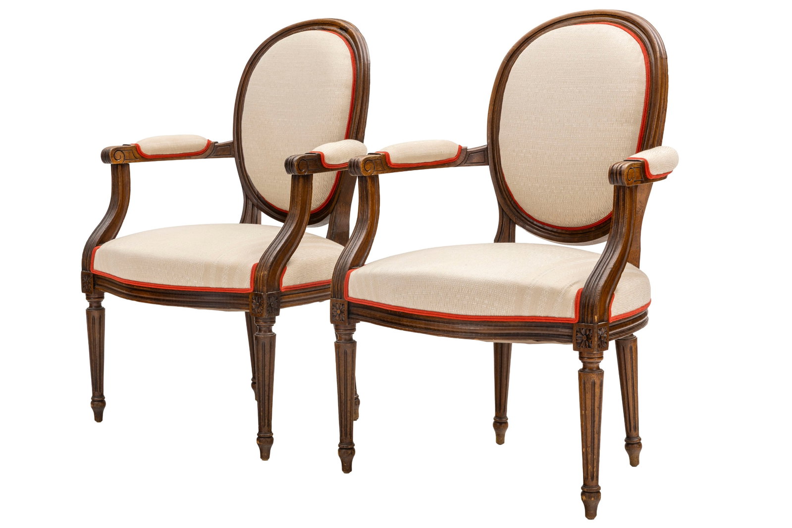 Paire de fauteuils en cabriolet de style Louis XVI, XXe s., en bois naturel mouluré, dossier m&: Paire de fauteuils en cabriolet de style Louis XVI, XXe s., en bois naturel mouluré, dossier médaillon, garniture en tissu beige, pieds cannelés Condition restauration au niveau d'un do
