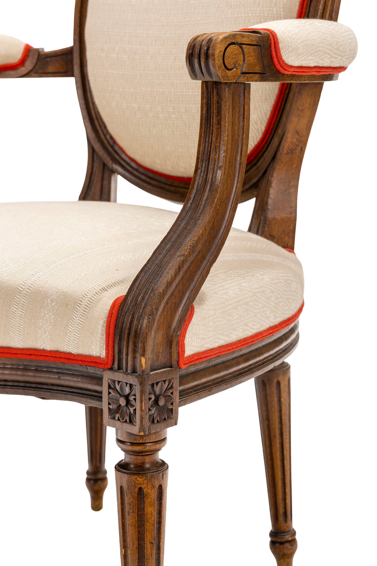 Paire de fauteuils en cabriolet de style Louis XVI, XXe s., en bois naturel mouluré, dossier m& - 3