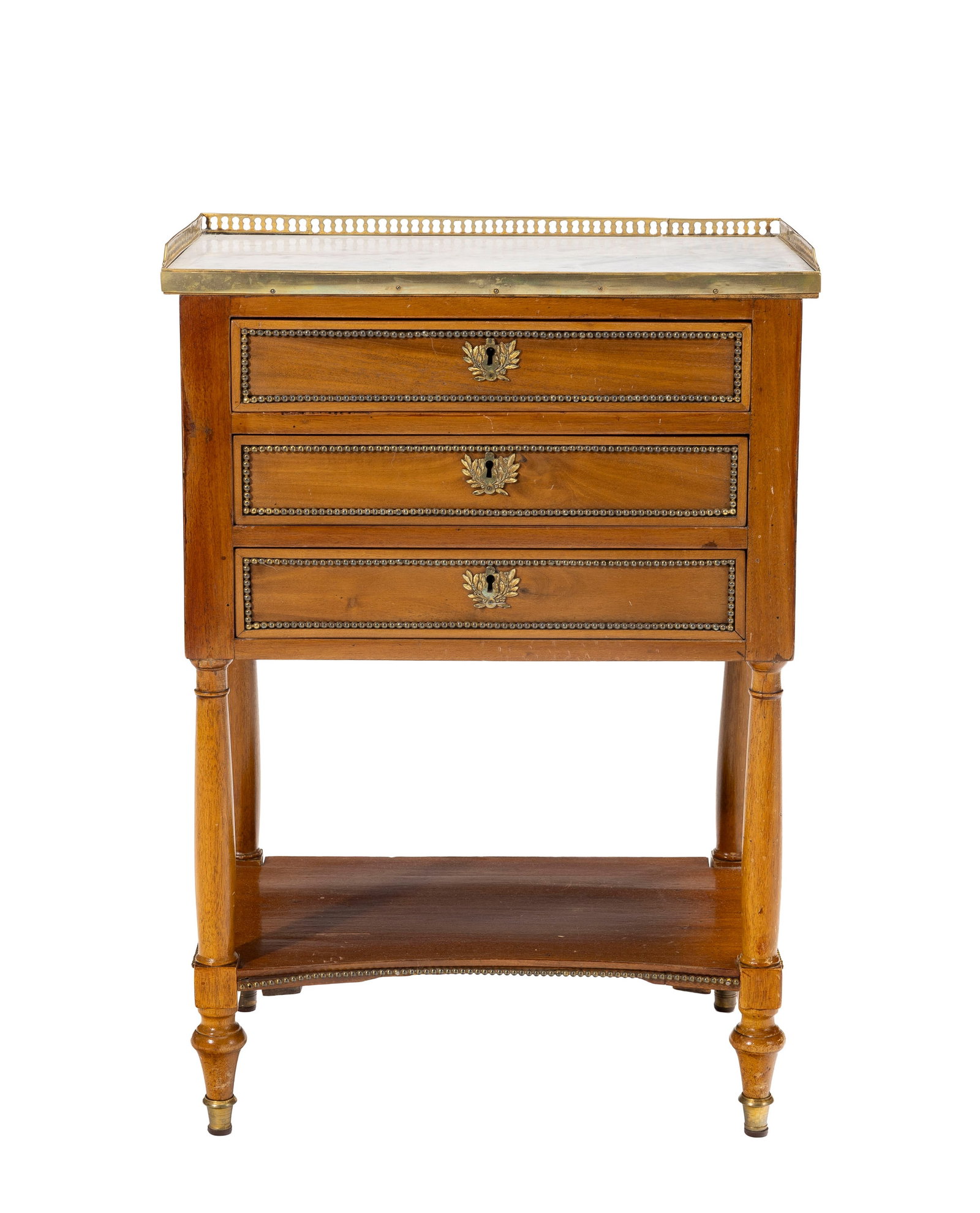 Table de salon en partie d'époque Louis XVI, en placage d'acajou, ouvrant par trois tiroirs en : Table de salon en partie d'époque Louis XVI, en placage d'acajou, ouvrant par trois tiroirs en façade, pieds fuselés reliés par une tablette d'entretoise, plateau en marbre ceint