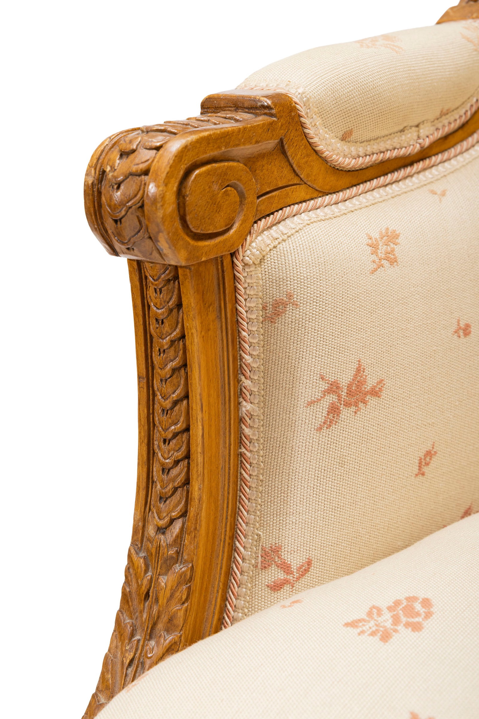 Paire de bergères de style Louis XVI, XIXe s., en hêtre sculpté à décor d'u - 2