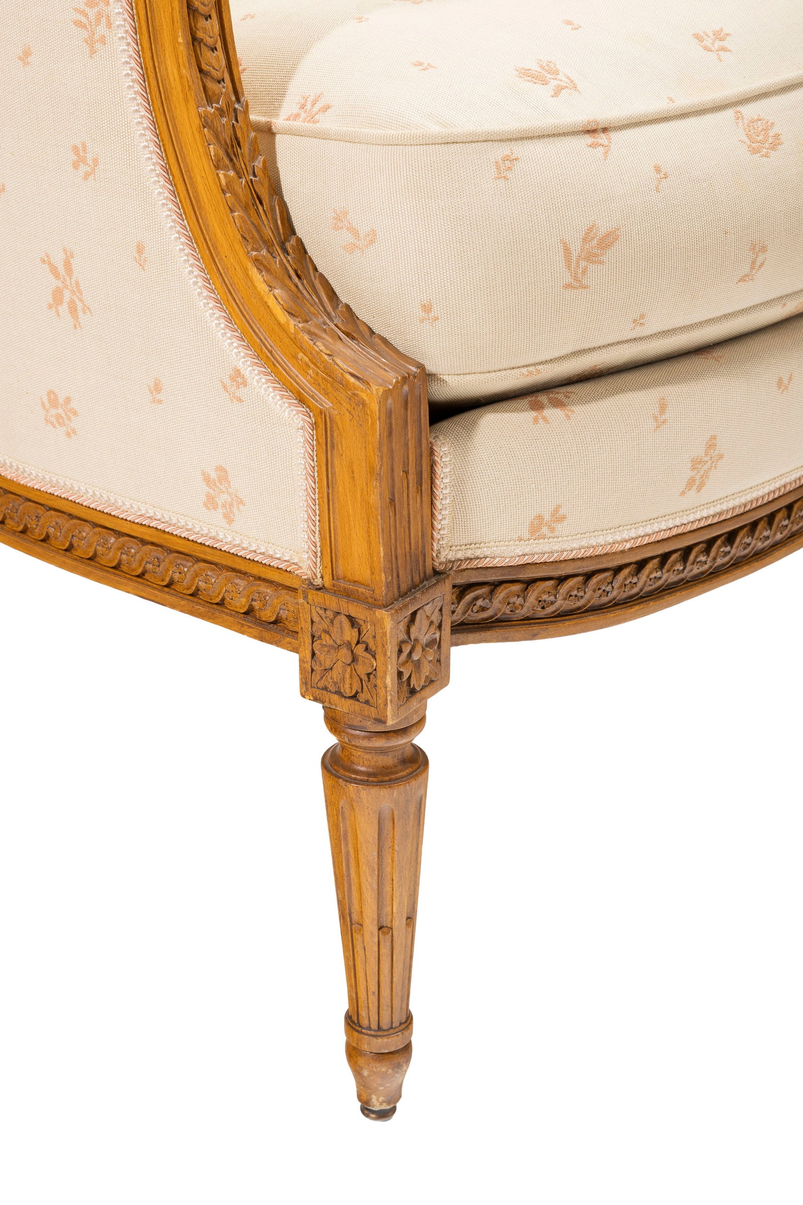 Paire de bergères de style Louis XVI, XIXe s., en hêtre sculpté à décor d'u - 3