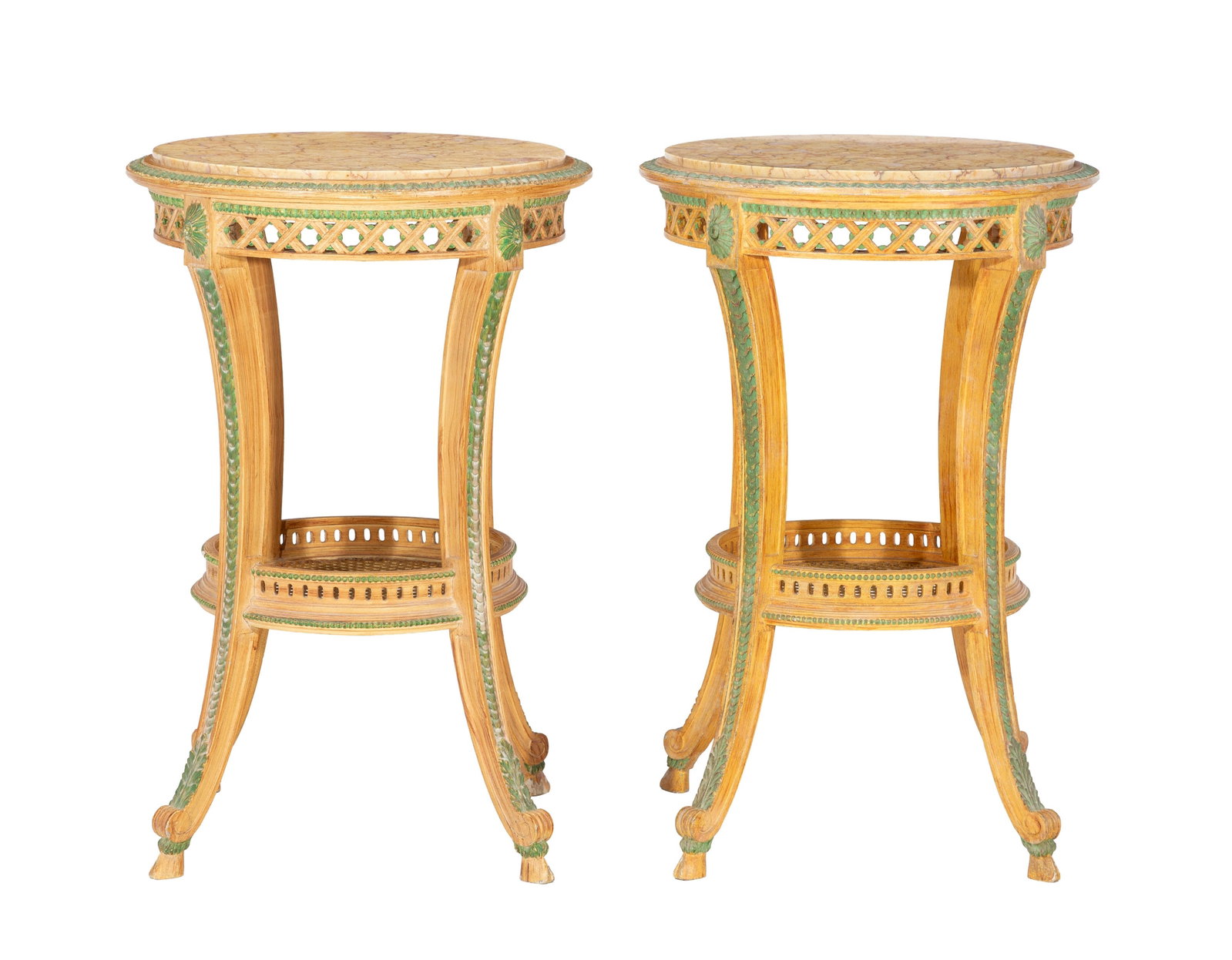 Paire de guéridons d'inspiration néoclassique, XXe s., en bois peint beige rechampi vert, : Paire de guéridons d'inspiration néoclassique, XXe s., en bois peint beige rechampi vert, montants arqués et reliés par un plateau canné, plateau circulaire en marbre, h. 76