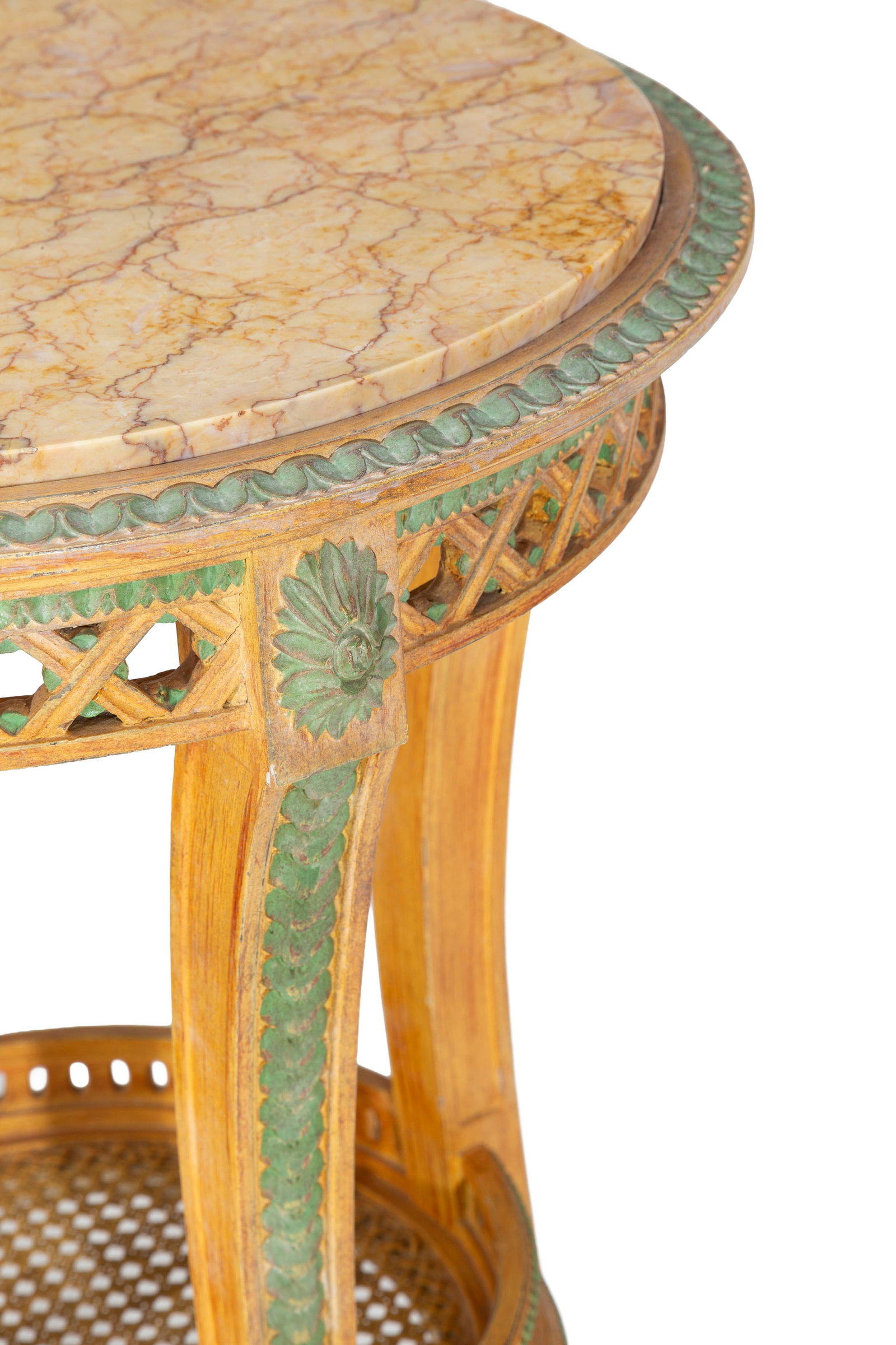Paire de guéridons d'inspiration néoclassique, XXe s., en bois peint beige rechampi vert,  - 3