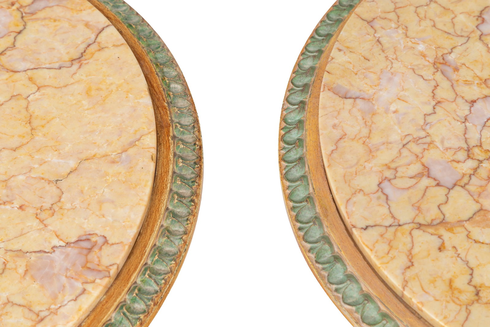Paire de guéridons d'inspiration néoclassique, XXe s., en bois peint beige rechampi vert,  - 4