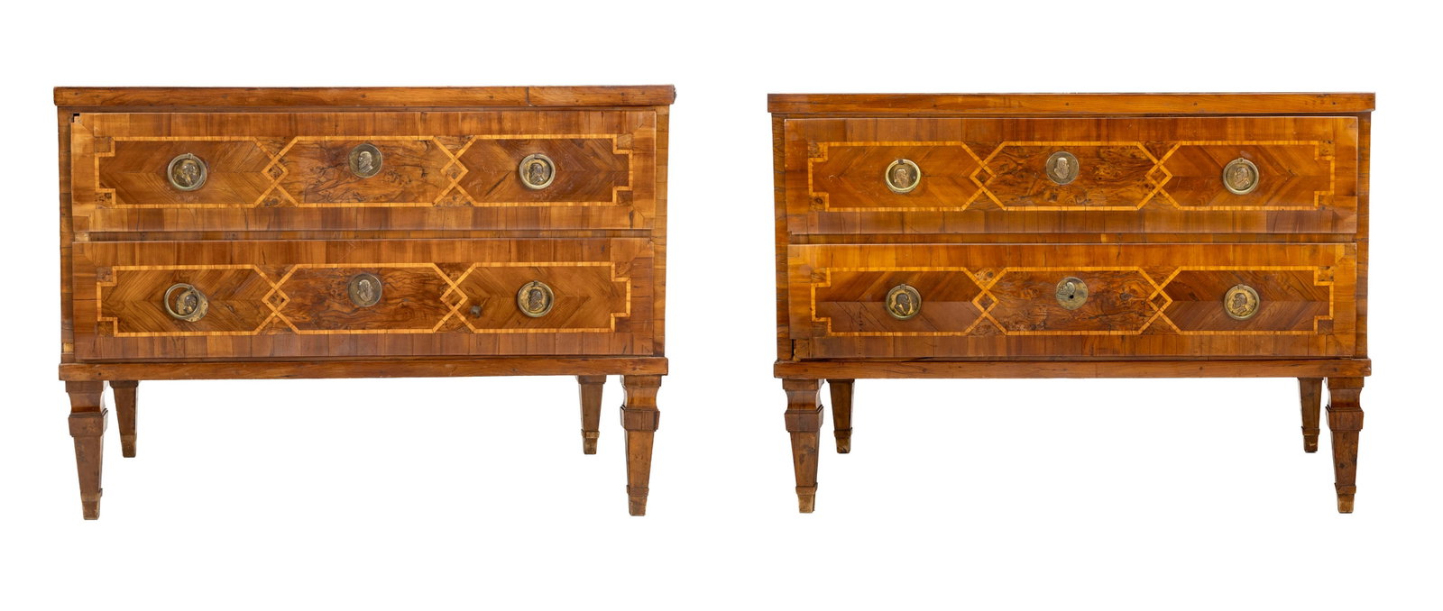 Paire de commodes, Suisse, XVIIIe s., en placage de noyer et filets de marqueterie, ouvrant par deux: Paire de commodes, Suisse, XVIIIe s., en placage de noyer et filets de marqueterie, ouvrant par deux tiroirs en façade, pieds en gaine, 78x109x65 cm Condition pas de clé nombreuses et