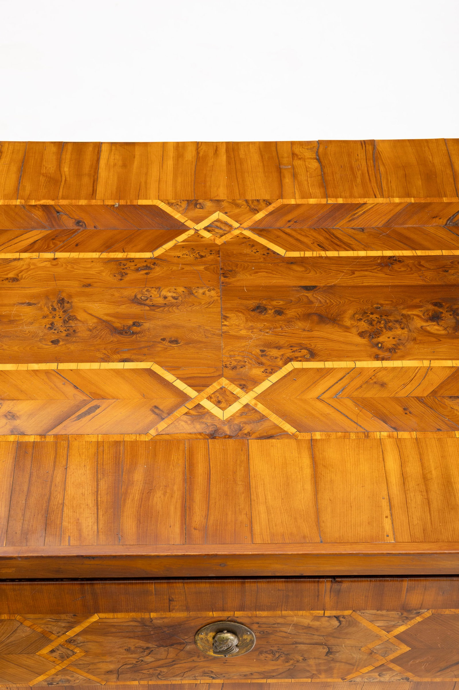 Paire de commodes, Suisse, XVIIIe s., en placage de noyer et filets de marqueterie, ouvrant par deux - 5