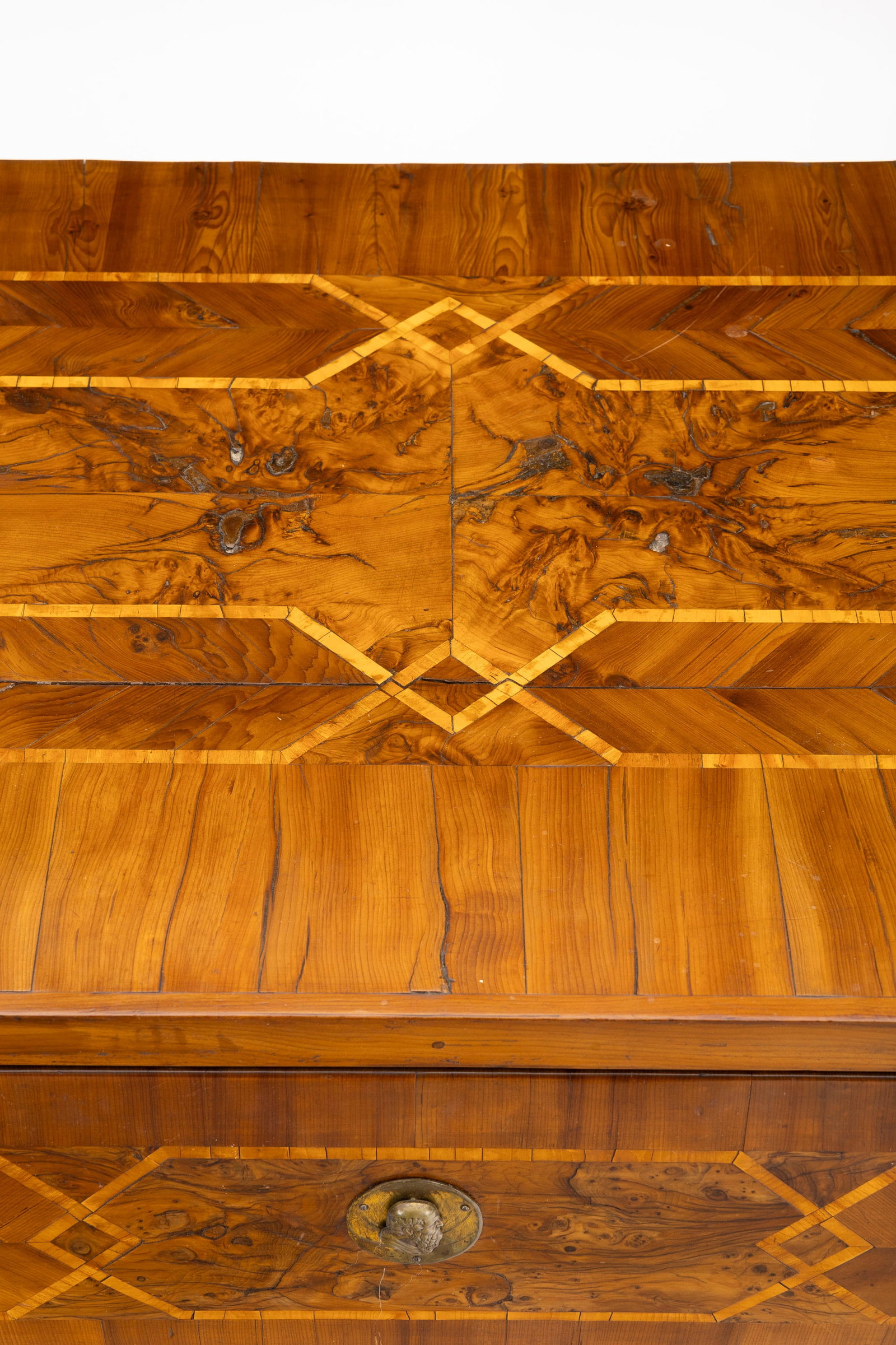 Paire de commodes, Suisse, XVIIIe s., en placage de noyer et filets de marqueterie, ouvrant par deux - 6