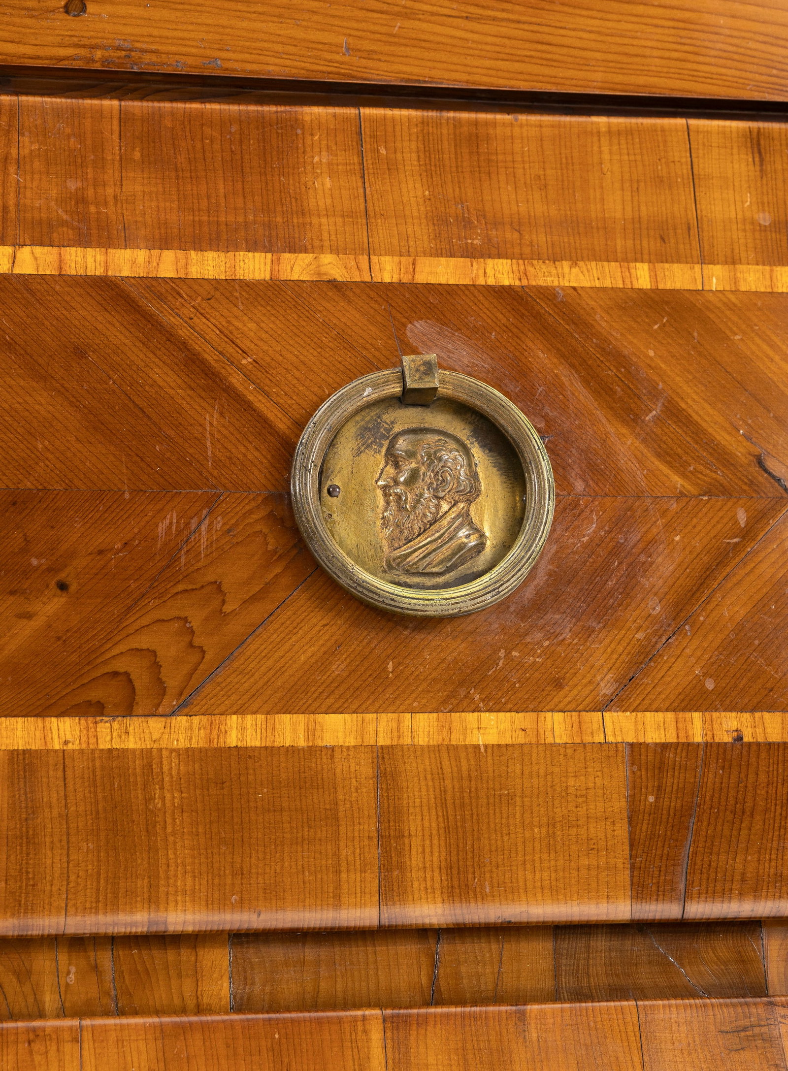 Paire de commodes, Suisse, XVIIIe s., en placage de noyer et filets de marqueterie, ouvrant par deux - 7
