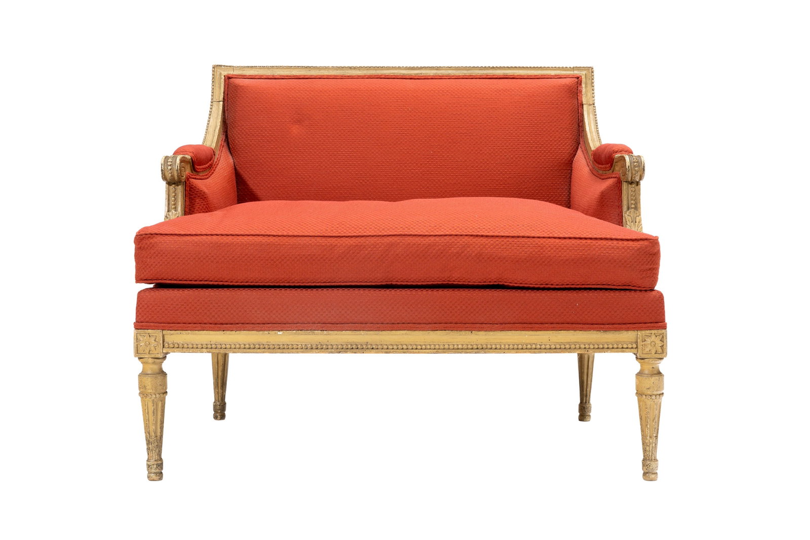 Marquise d'époque Louis XVI, en hêtre sculpté de frises de perles et feuilles d'acant: Marquise d'époque Louis XVI, en hêtre sculpté de frises de perles et feuilles d'acanthe, garniture en tissu rouge, long. 90 cm Condition jaunissement du vernis manques et usures à