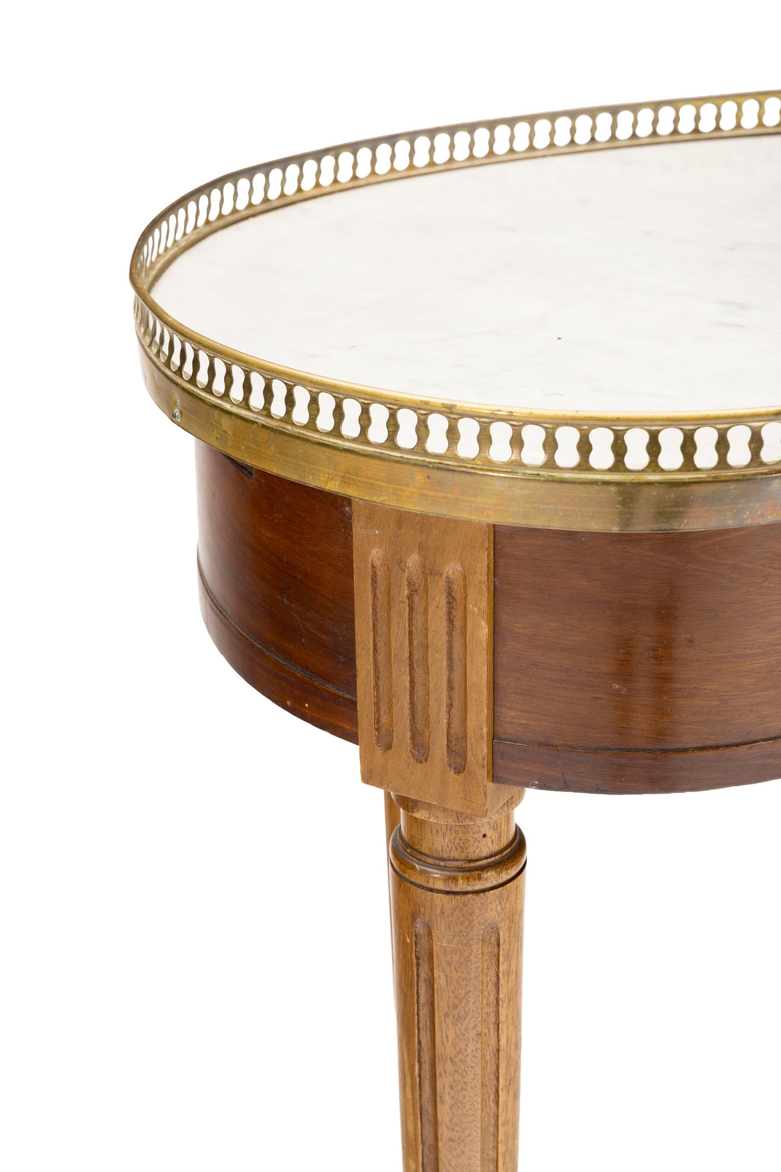 Table de salon de style Louis XVI, XIXe s., en placage d'acajou, ouvrant par un tiroir en ceinture,  - 2