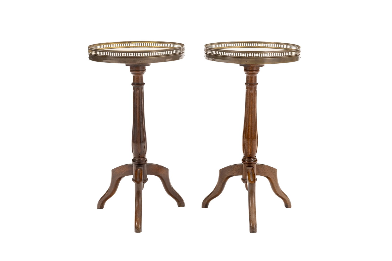 Paire de petits guéridons de style Louis XVI, XXe s., en acajou, à plateau circulaire en m: Paire de petits guéridons de style Louis XVI, XXe s., en acajou, à plateau circulaire en marbre blanc reposant sur un fût central cannelé tripode, h. 55 cm, diam. 30 cm Condition