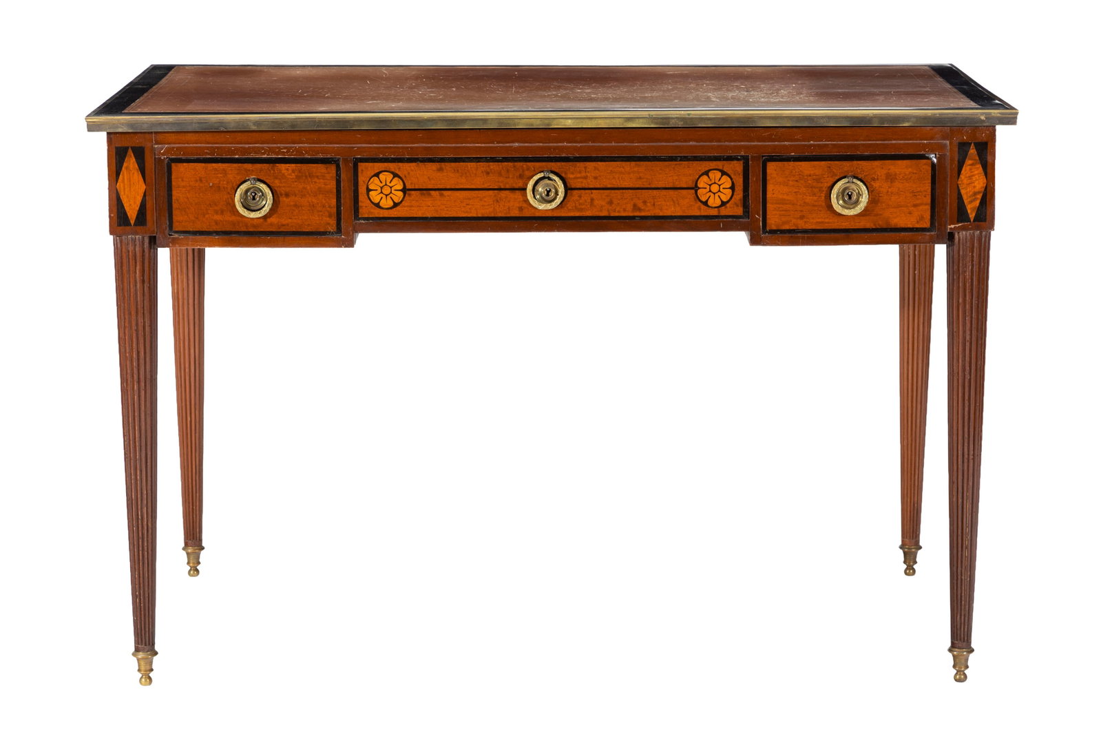 Bureau plat, début XIXe s., en placage d'acajou et bois blond, ouvrant par trois tiroirs en cei: Bureau plat, début XIXe s., en placage d'acajou et bois blond, ouvrant par trois tiroirs en ceinture, pieds fuselés et cannelés, plateau gainé d'un maroquin brun, 76x118x67 cm