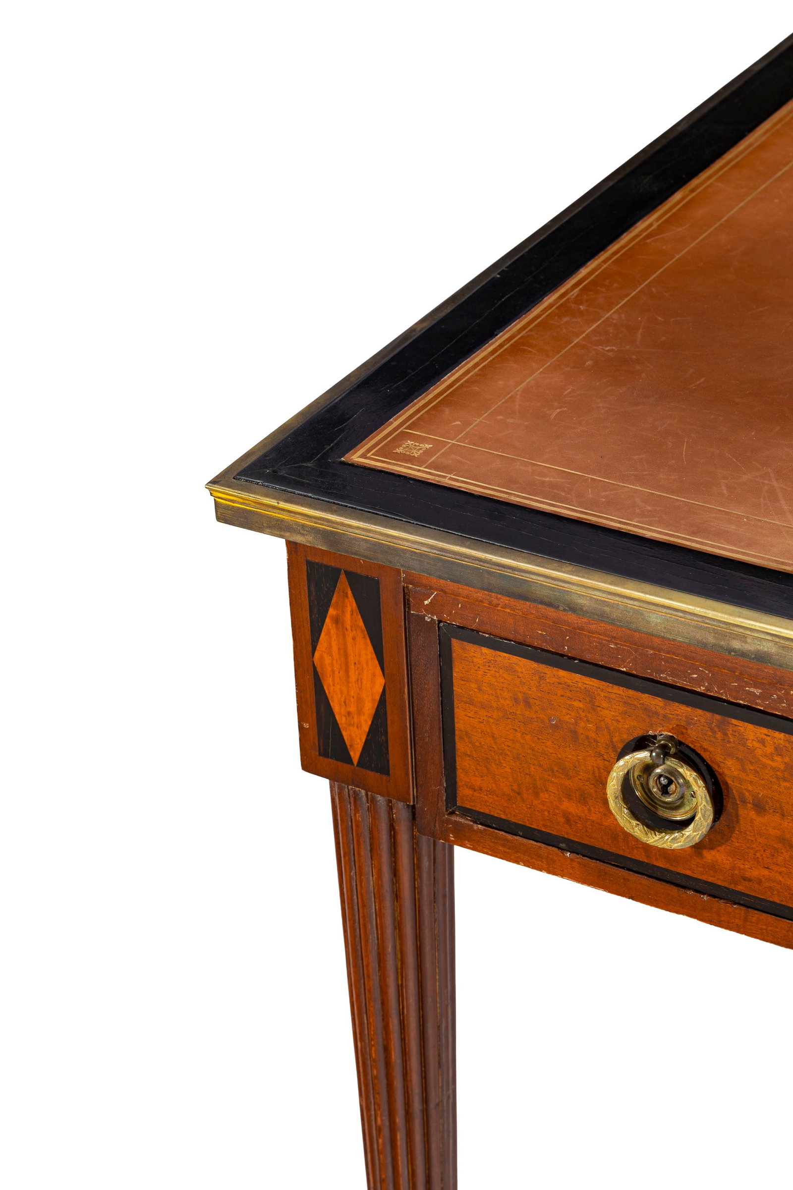 Bureau plat, début XIXe s., en placage d'acajou et bois blond, ouvrant par trois tiroirs en cei - 2
