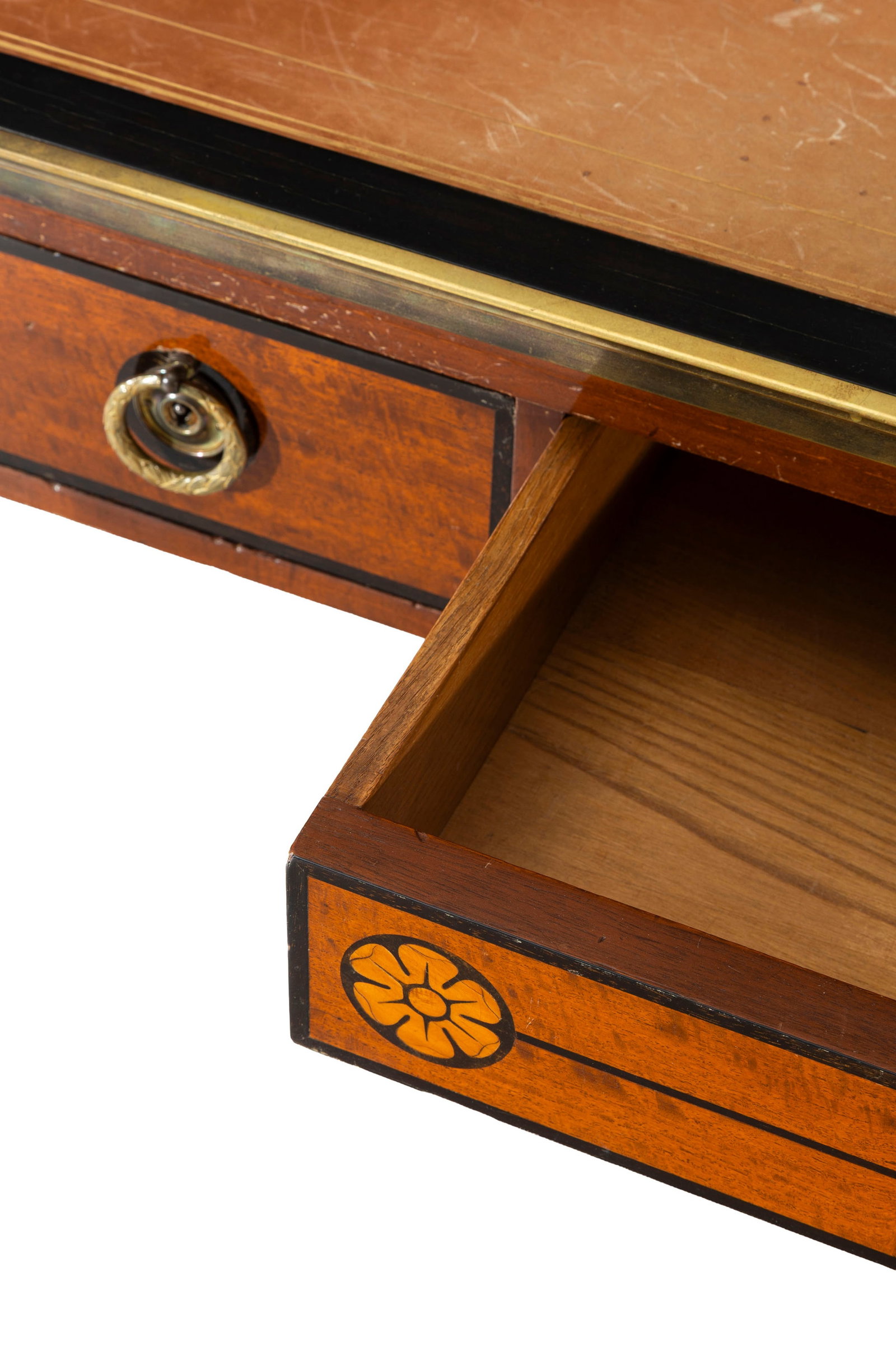 Bureau plat, début XIXe s., en placage d'acajou et bois blond, ouvrant par trois tiroirs en cei - 3