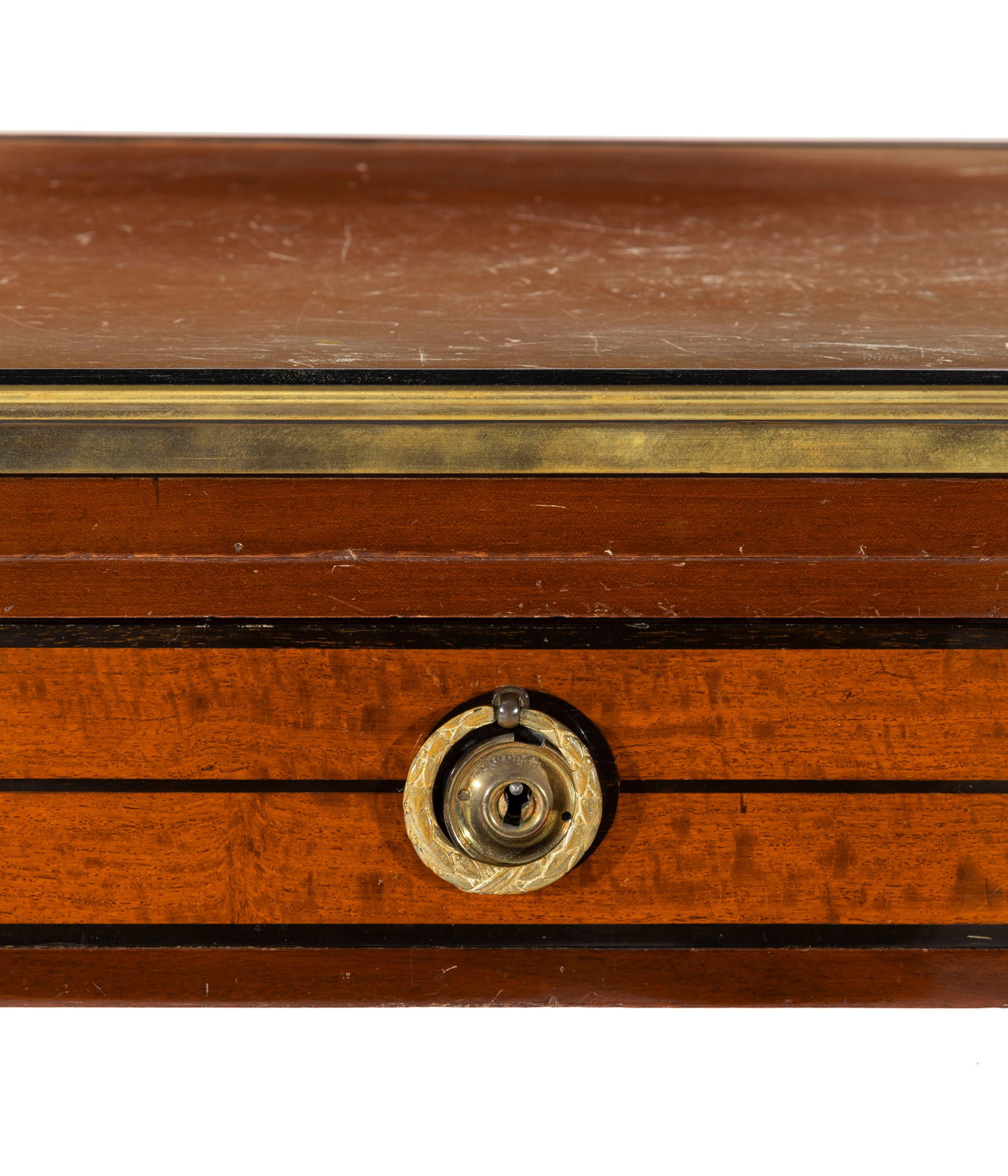 Bureau plat, début XIXe s., en placage d'acajou et bois blond, ouvrant par trois tiroirs en cei - 5