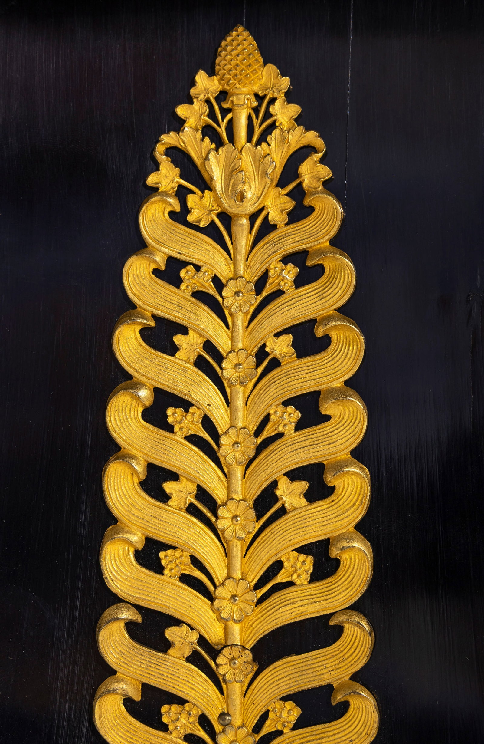 Guéridon d'époque Empire, en placage d'ébène et ornementations en bronze dor - 5