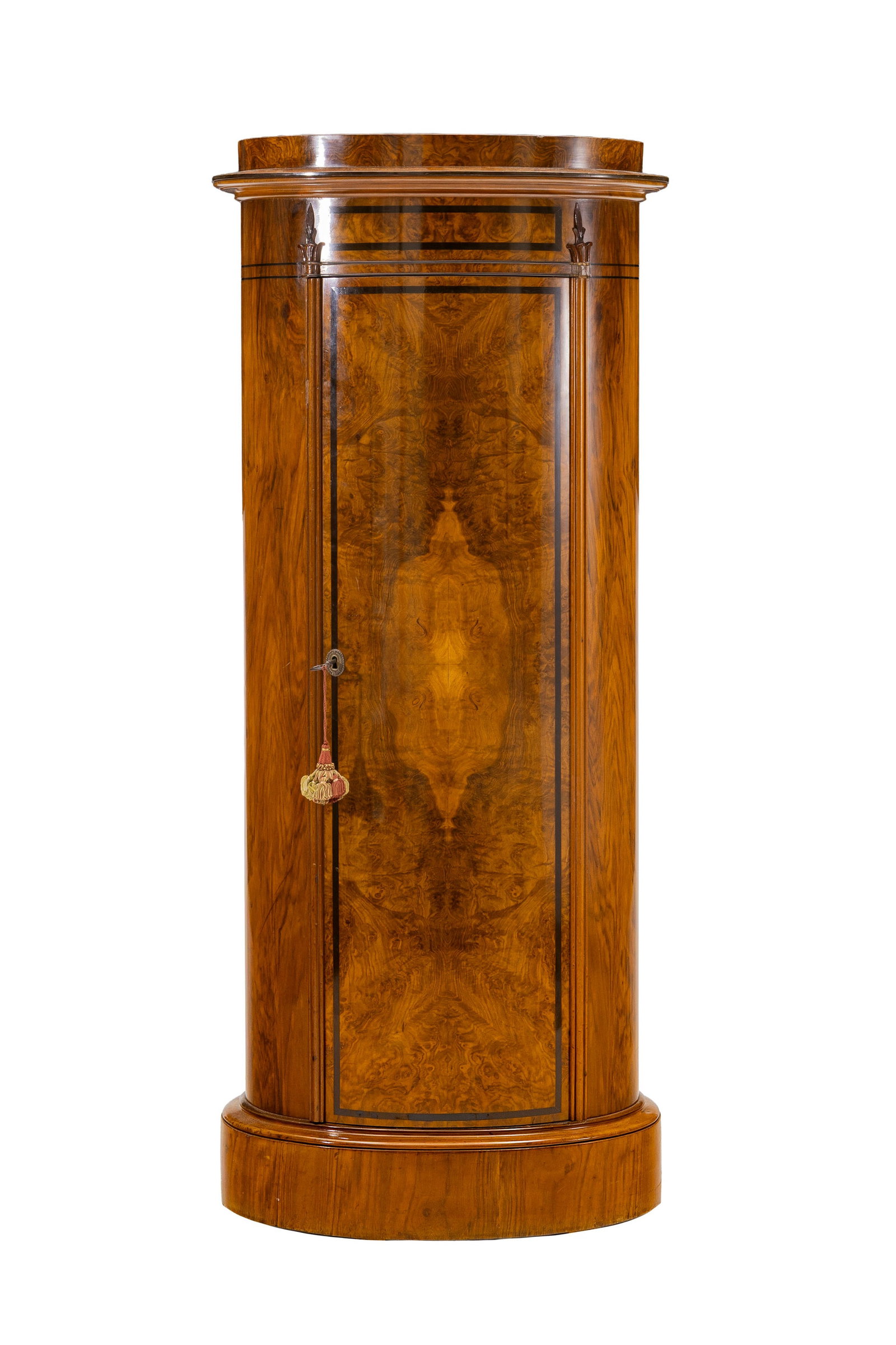 Meuble d'appoint, probablement Angleterre, début du XXe s., de forme cylindrique en placage de : Meuble d'appoint, probablement Angleterre, début du XXe s., de forme cylindrique en placage de palissandre, ouvrant par un vantail démasquant deux étagères internes, 146x64x41 cm