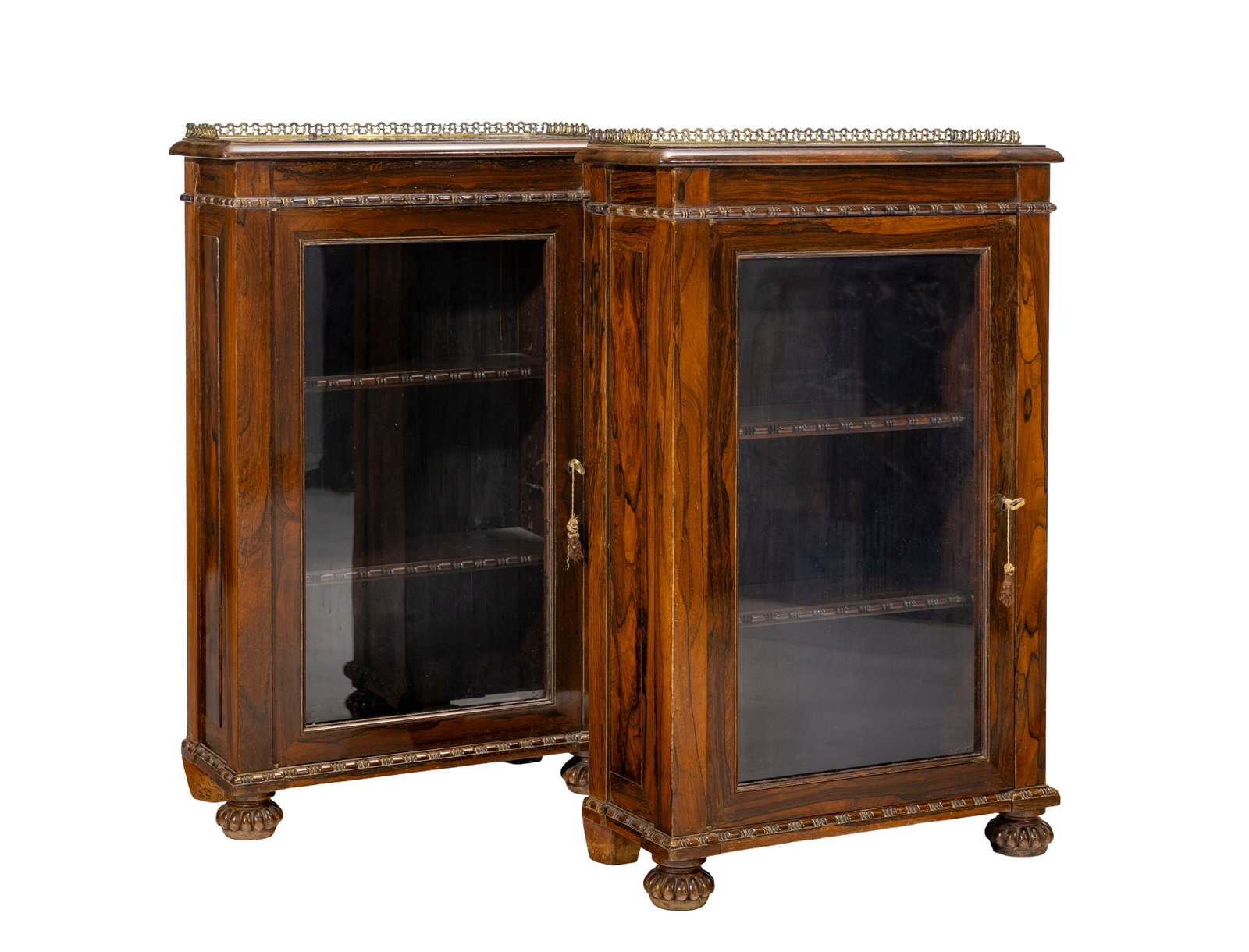 Paire de vitrines, Angleterre, XIXe s., en placage de palissandre, ouvrant en façade par un van: Paire de vitrines, Angleterre, XIXe s., en placage de palissandre, ouvrant en façade par un vantail vitré, pieds sculptés de godrons, 93x60x24 cm Condition fissures sur les côt