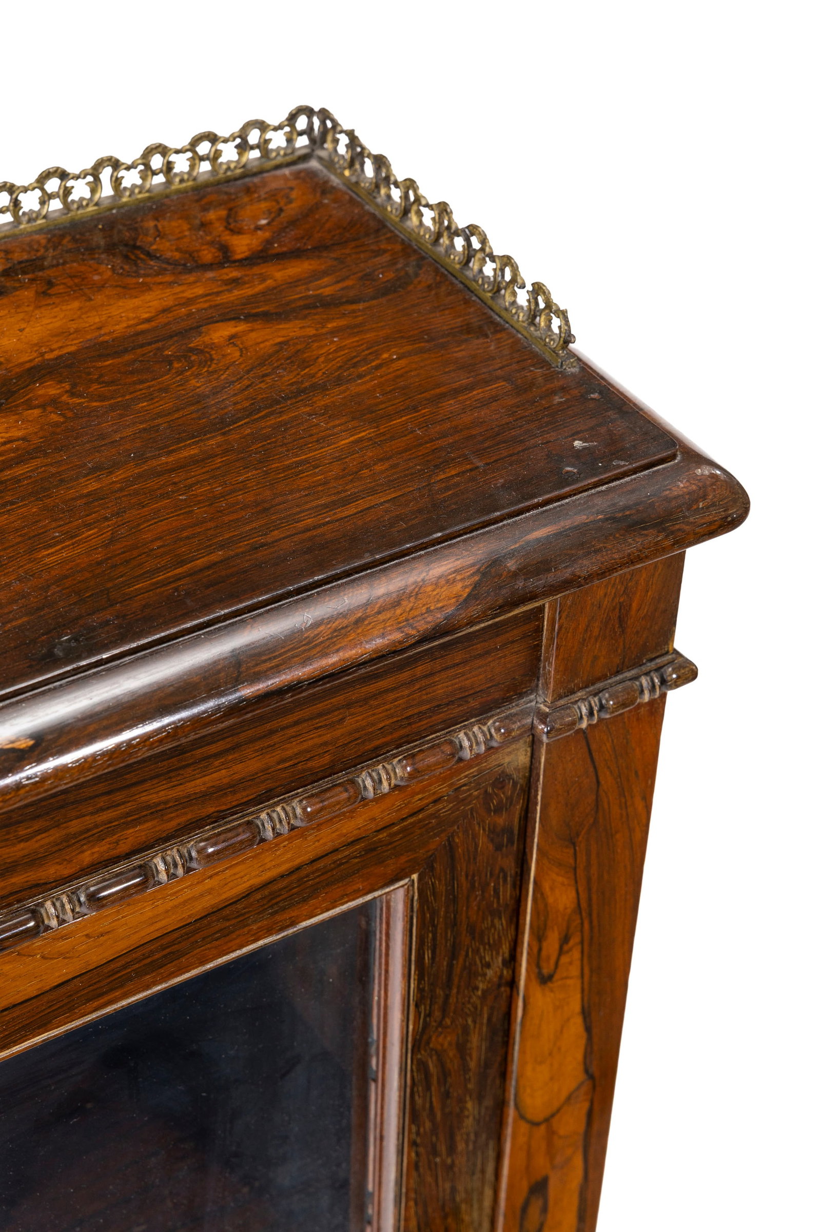 Paire de vitrines, Angleterre, XIXe s., en placage de palissandre, ouvrant en façade par un van - 2