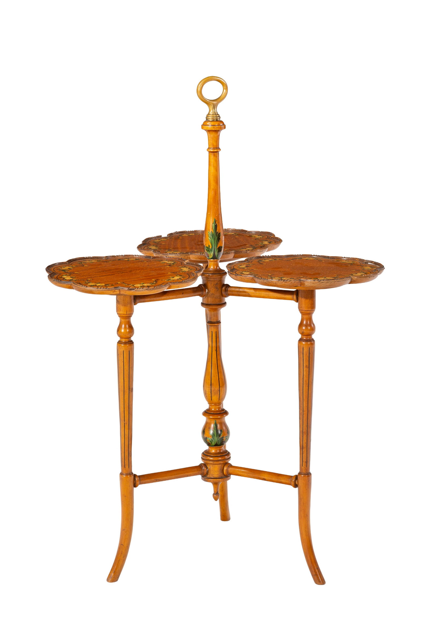 Serviteur muet, Angleterre, début XXe s., en acajou et placage d'acajou, à décor pein: Serviteur muet, Angleterre, début XXe s., en acajou et placage d'acajou, à décor peint de guirlandes de fleurs, composé de trois plateaux reposant sur des fûts, h. 76 cm, dime