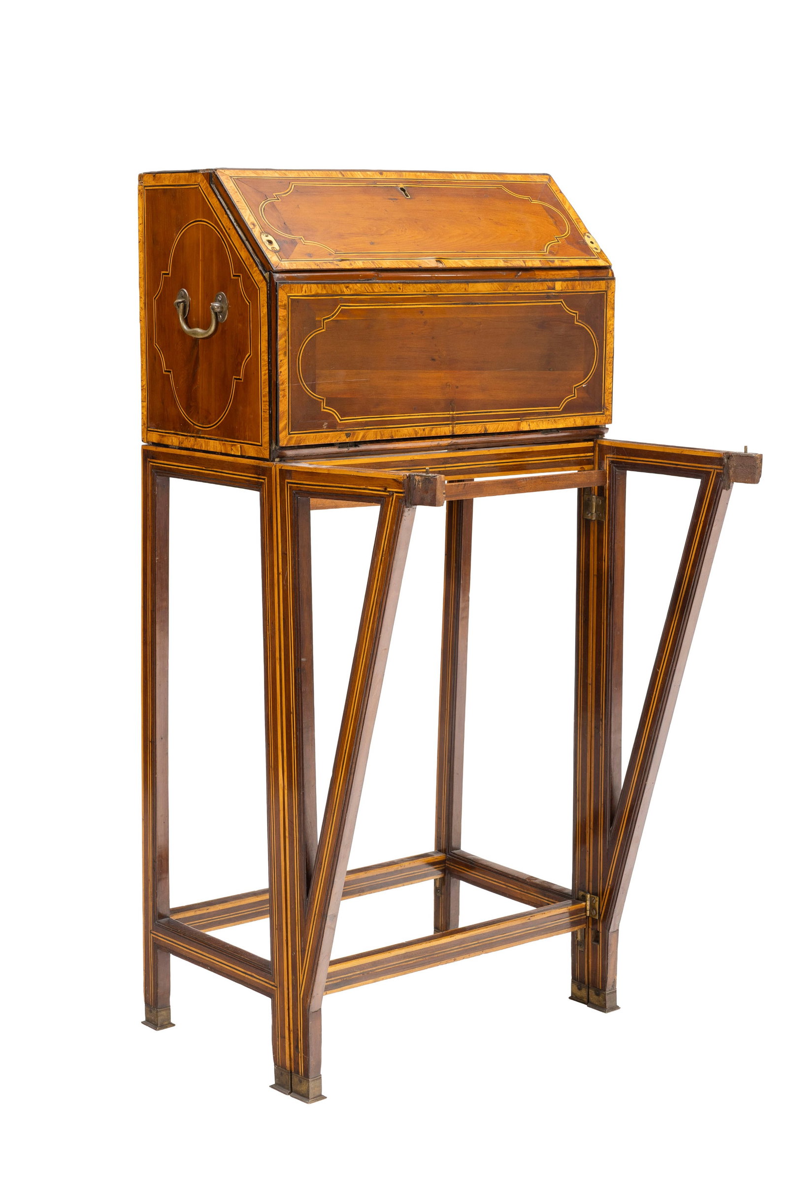 Petit cabinet, probablement Autriche-Hongrie, XIXe s., en bois de placage, filets de marqueterie et : Petit cabinet, probablement Autriche-Hongrie, XIXe s., en bois de placage, filets de marqueterie et os, ouvrant par un abattant démasquant plusieurs petits tiroirs, reposant sur un