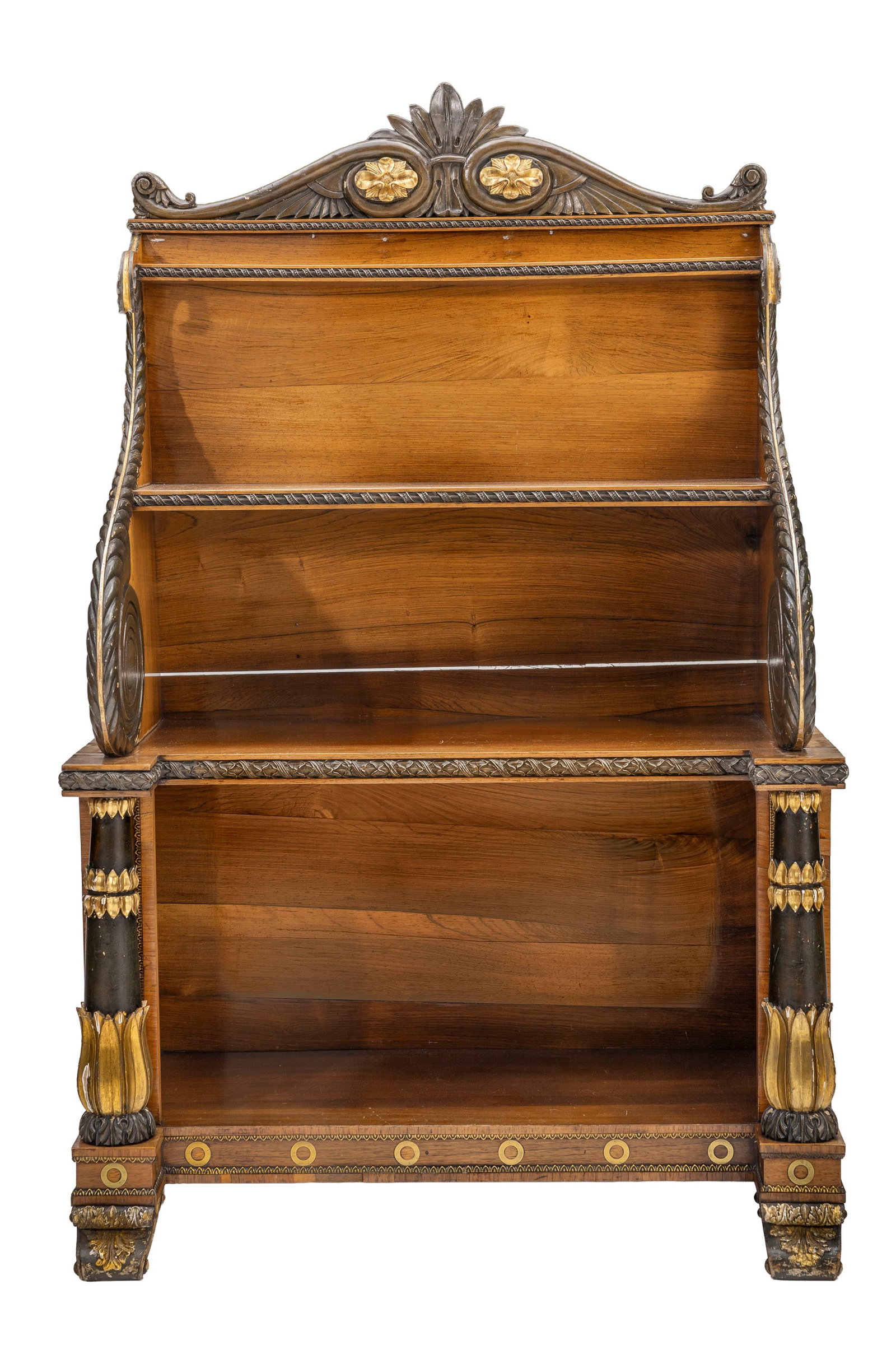 Etagère basse de style Regency, XIXe s., en placage de palissandre, bois noirci et doré, &: Etagère basse de style Regency, XIXe s., en placage de palissandre, bois noirci et doré, à décor sculpté d'éléments végétaux, 111x79x41 cm Condition