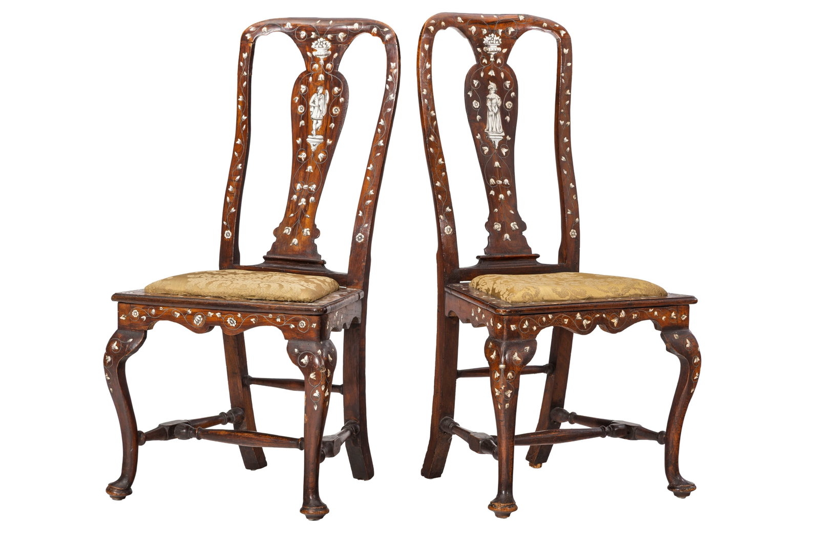 Paire de chaises, Hollande, début XIXe s., en bois teinté à l'imitation du palissandr: Paire de chaises, Hollande, début XIXe s., en bois teinté à l'imitation du palissandre et incrustation d'ivoire à décor de rinceaux feuillagés et fleuris et personnages,