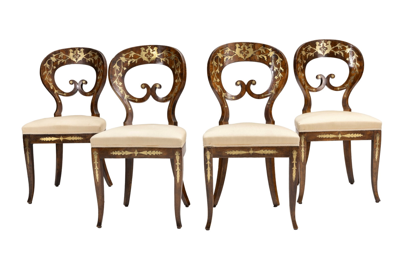 Suite de 4 chaises, XIXe s., en placage de loupe de noyer et incrustations de laiton à déc: Suite de 4 chaises, XIXe s., en placage de loupe de noyer et incrustations de laiton à décor de bustes et rinceaux, garniture en tissu beige On joint deux chaises endommagées au niveau
