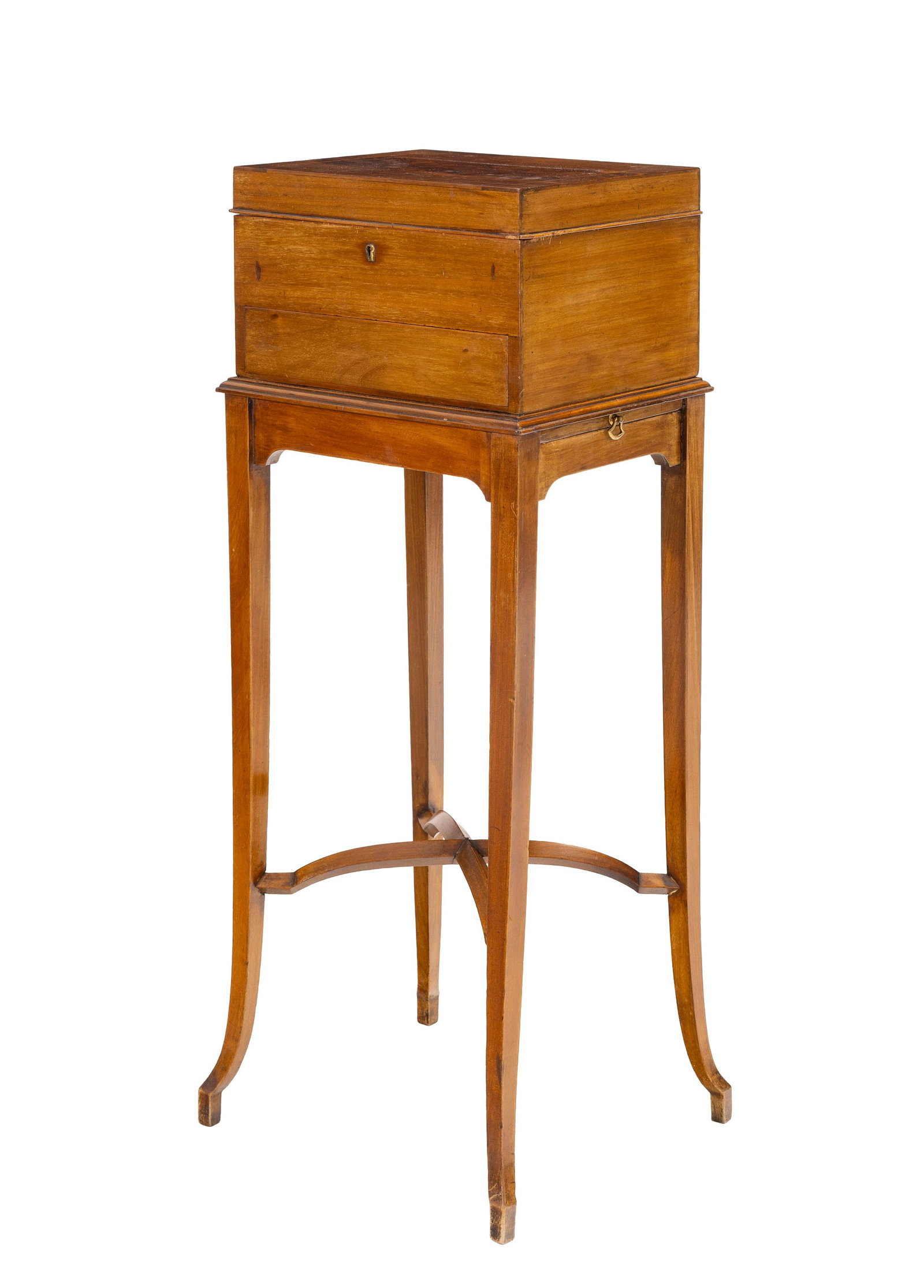 Coffret par la maison Kirby, Beard & Co Limited, Angleterre, début du XXe s., en acajou et plac: Coffret par la maison Kirby, Beard & Co Limited, Angleterre, début du XXe s., en acajou et placage d'acajou, s'ouvrant par le plateau et démasquant un intérieur garni de tissu beige 