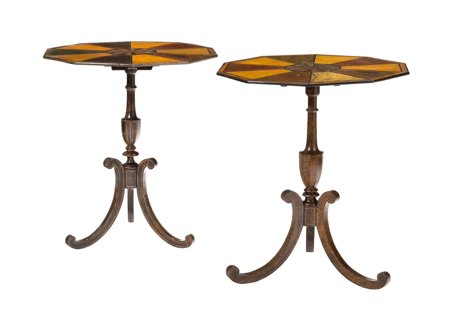 Paire de guéridons attribués à Johan Nils, Suède, début du XIXe s., plateau: Paire de guéridons attribués à Johan Nils, Suède, début du XIXe s., plateau basculant décagonal à décor peint à l'imitation de pierres dures et