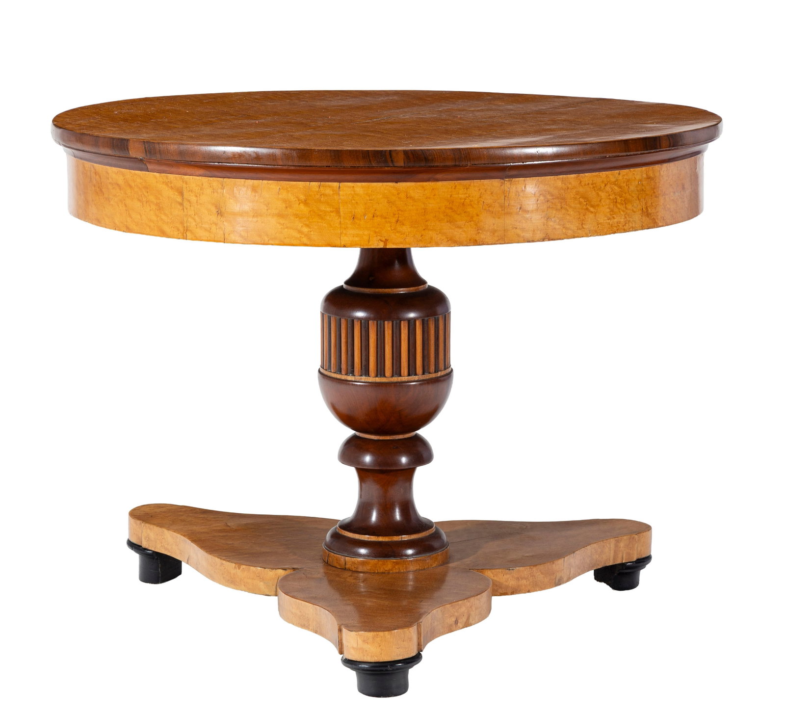 Guéridon d'époque Biedermeier, en placage de loupe de bouleau de Carélie et noyer, pl: Guéridon d'époque Biedermeier, en placage de loupe de bouleau de Carélie et noyer, plateau circulaire reposant sur un fût balustre et terminé par une base tripode, h. 73 cm,