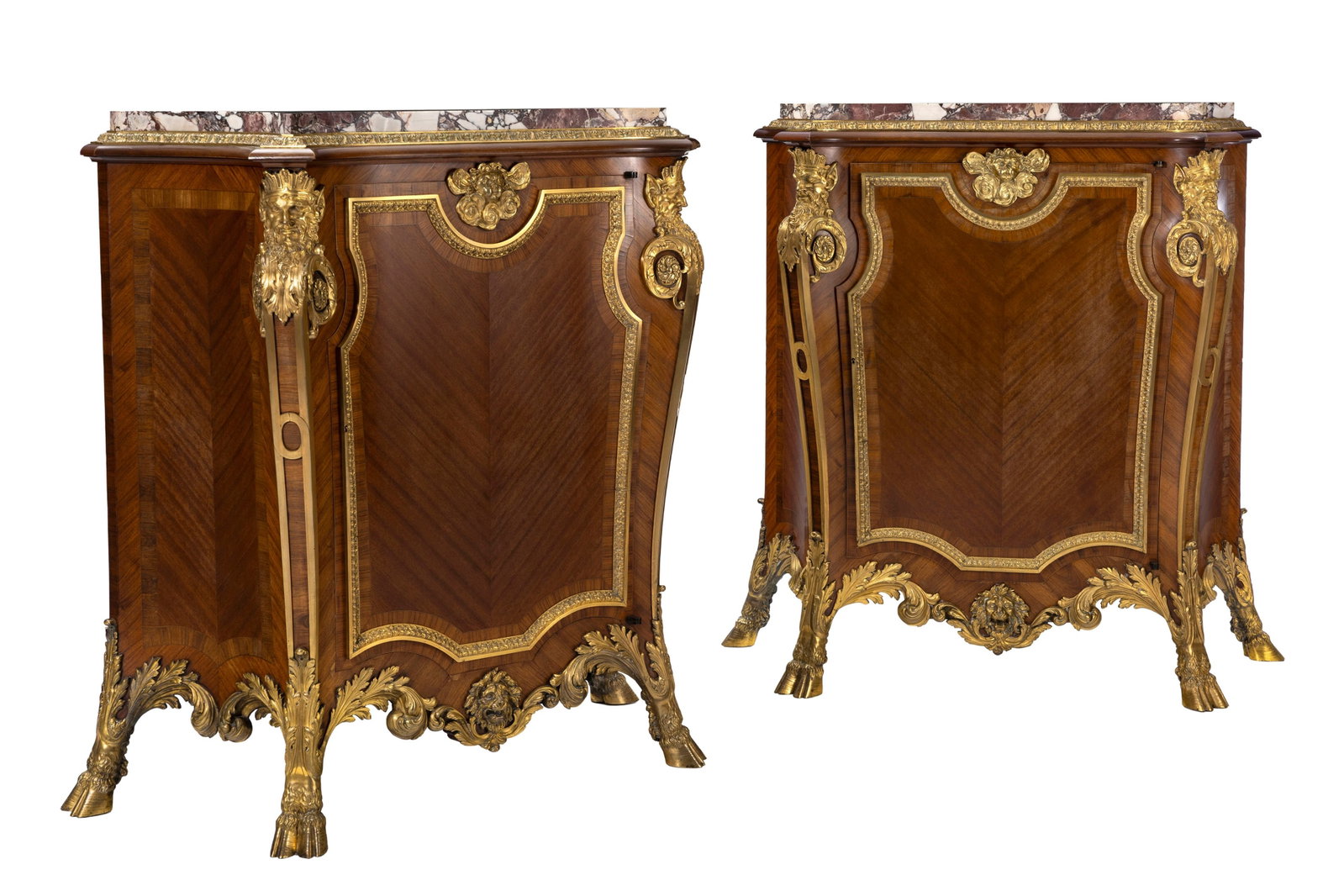 Paire de meubles d'entre deux à hauteur d'appui estampillés V.RAULIN, fin du XIXe s., en p: Paire de meubles d'entre deux à hauteur d'appui estampillés V.RAULIN, fin du XIXe s., en placage de bois de rose et acajou, riches ornementations en bronze doré figurant des faunes, put