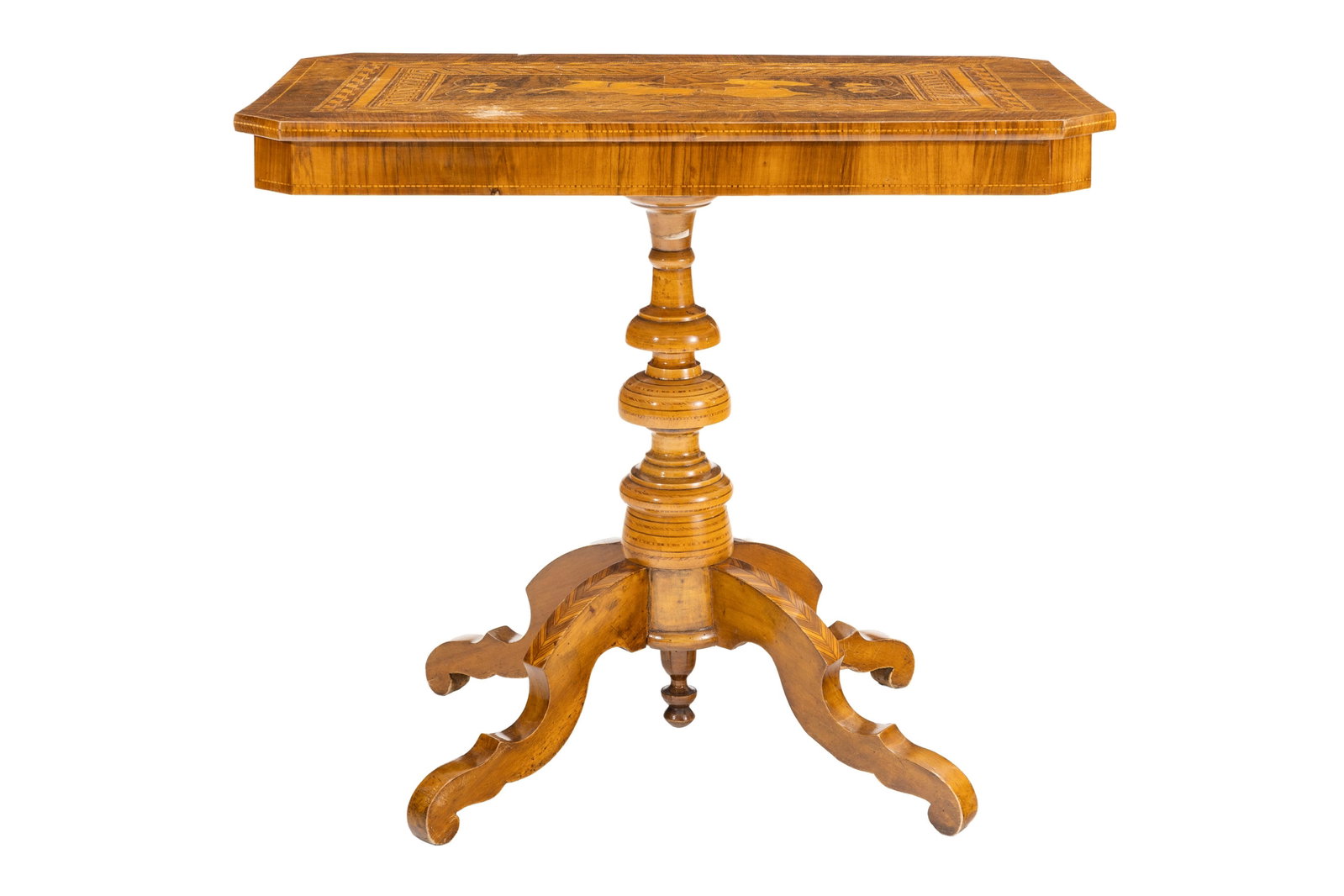 Table de salon, Italie, fin du XIXe s., en placage de noyer et marqueterie à décor d'un ch: Table de salon, Italie, fin du XIXe s., en placage de noyer et marqueterie à décor d'un char tiré par deux chevaux dans des encadrements de frises d'éléments