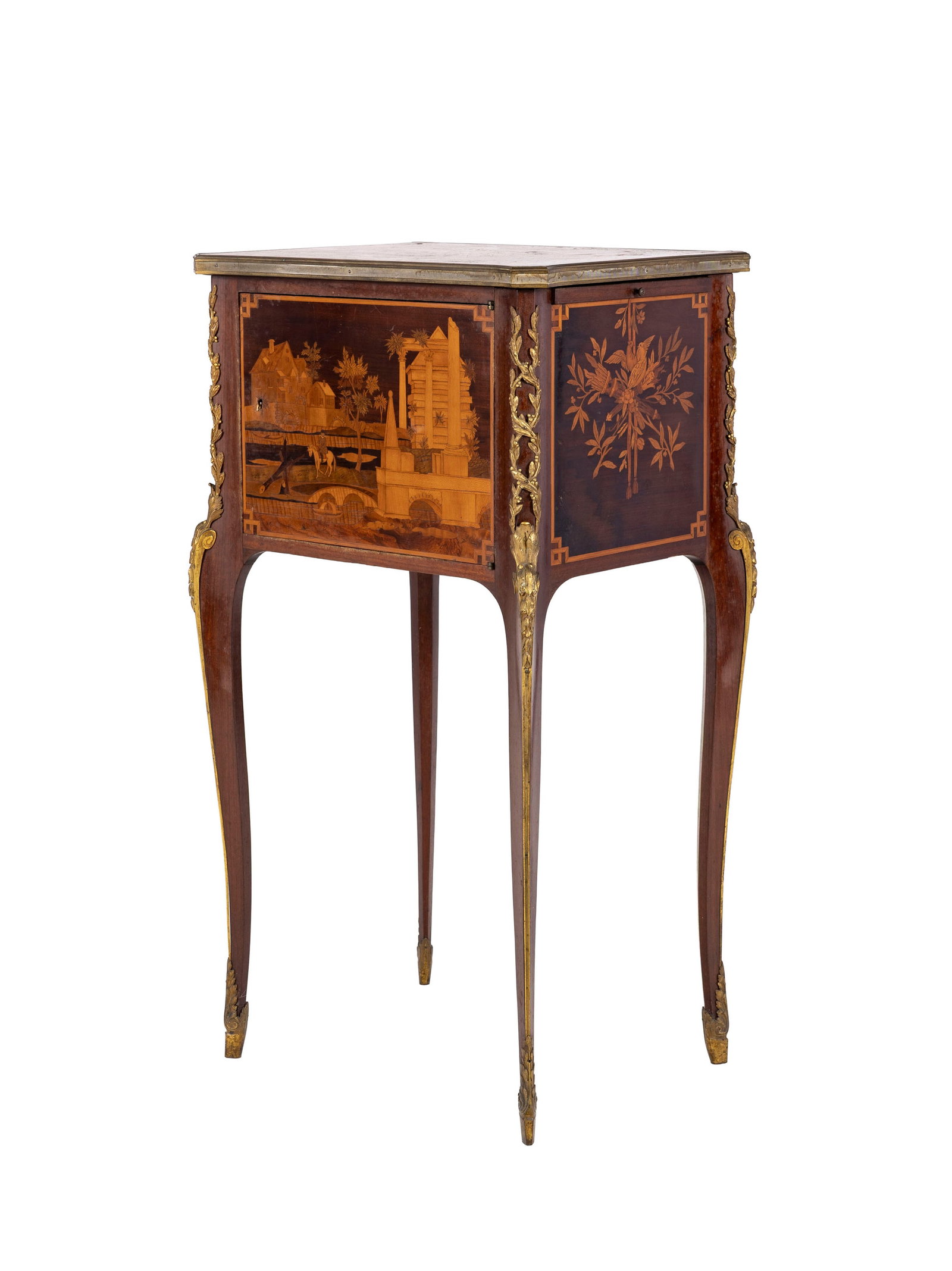 Meuble d'appoint, fin du XIXe s., en placage d'acajou et marqueterie de paysage de ruine, carquois, : Meuble d'appoint, fin du XIXe s., en placage d'acajou et marqueterie de paysage de ruine, carquois, attributs de la musique et fleurs, pieds galbés, 76x42x33 cm Condition Attention: vantail