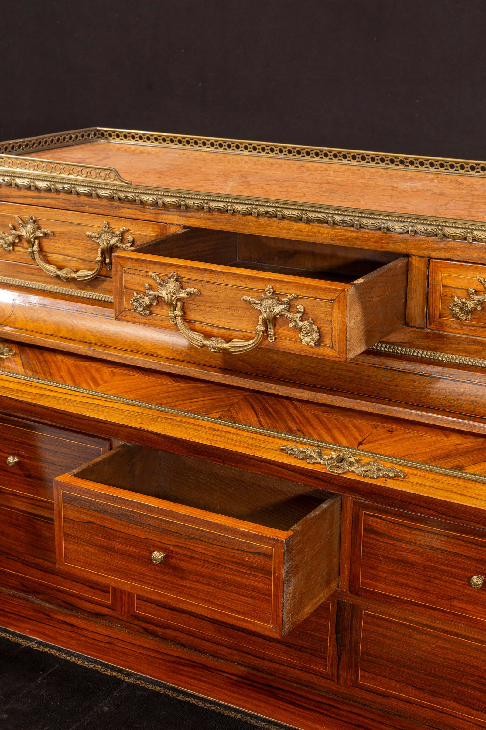 Bureau à cylindre d'époque Napoléon III, en placage de bois de rose et à dé - 5
