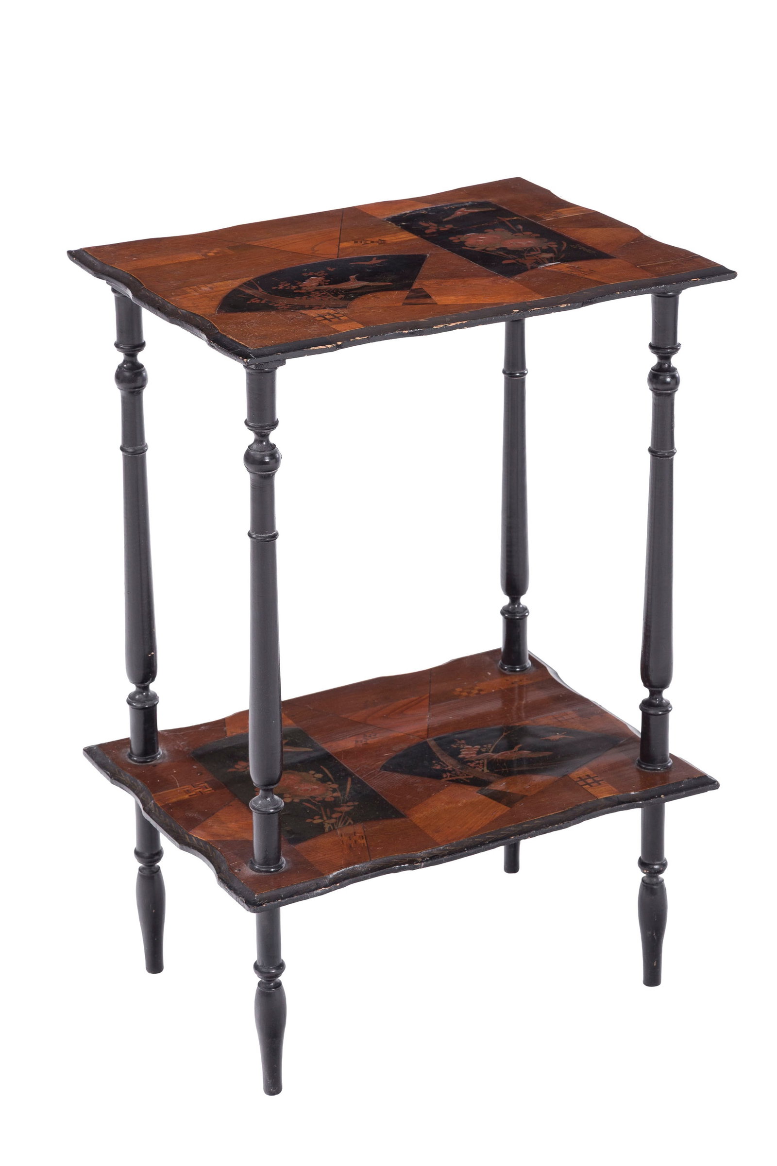 Table d'appoint, fin XIXe s., en bois marqueté agrémenté de laques du Japon, montants: Table d'appoint, fin XIXe s., en bois marqueté agrémenté de laques du Japon, montants balustres reliés par un plateau d'entretoise, 76x51x38 cm Condition rayures et marques au