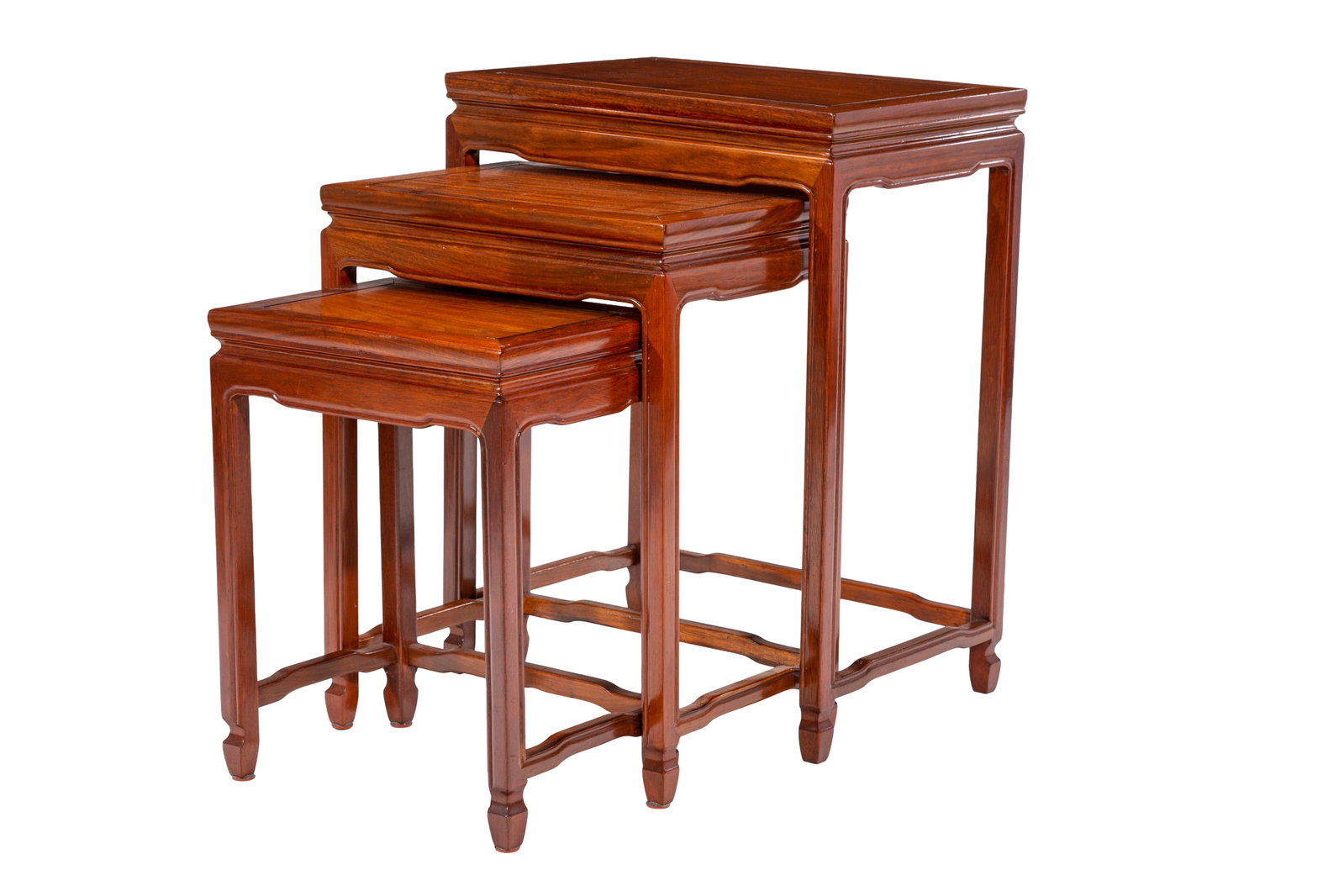 Suite de 3 tables gigognes, Chine, XXe s., en hongmu, dimensions de la plus grande table: 66x55x36 c: Suite de 3 tables gigognes, Chine, XXe s., en hongmu, dimensions de la plus grande table: 66x55x36 cm Condition présence de marques de coups, griffures et taches