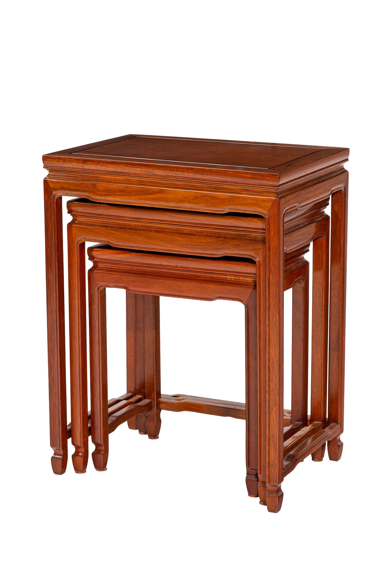 Suite de 3 tables gigognes, Chine, XXe s., en hongmu, dimensions de la plus grande table: 66x55x36 c - 2