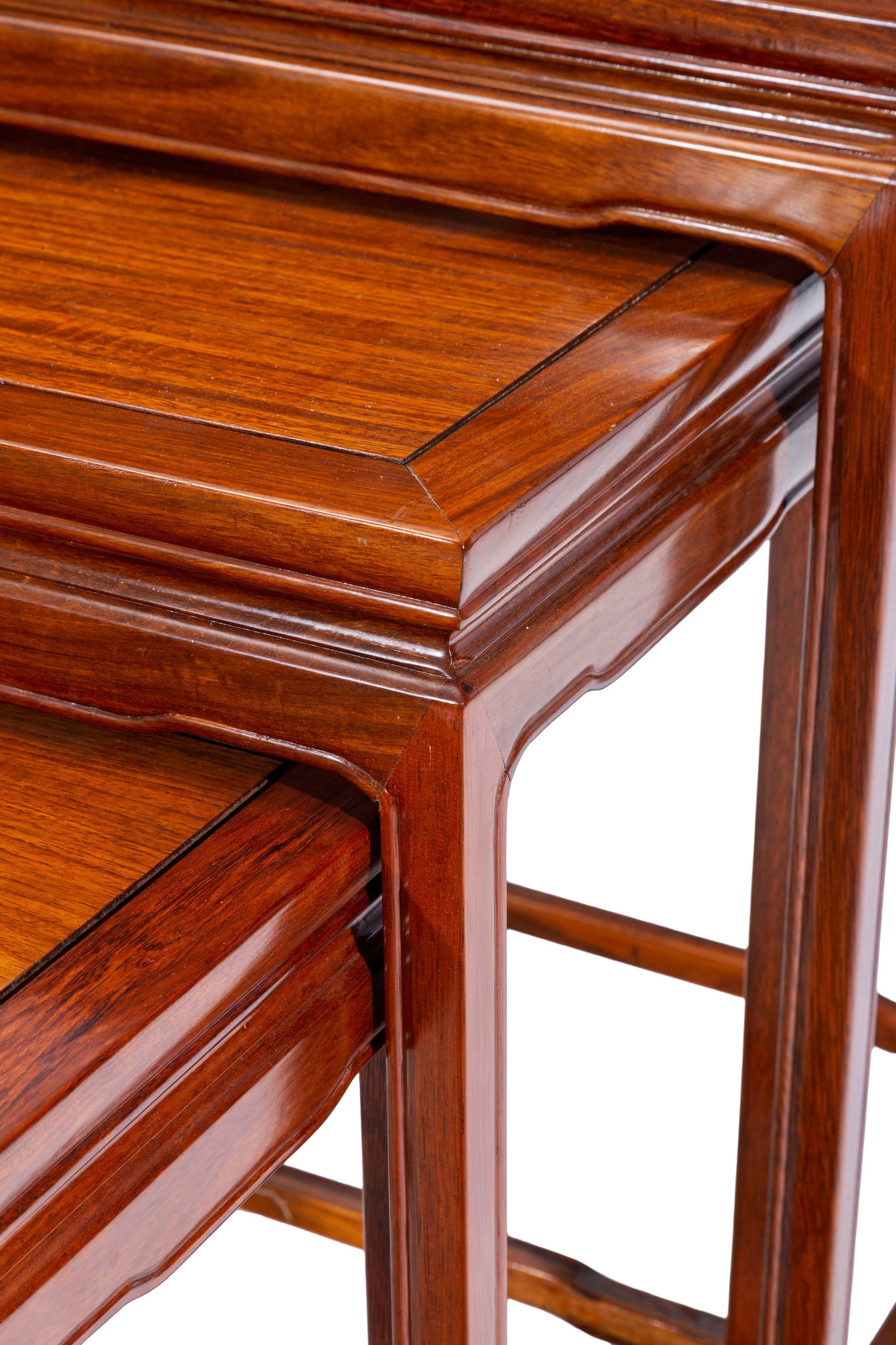 Suite de 3 tables gigognes, Chine, XXe s., en hongmu, dimensions de la plus grande table: 66x55x36 c - 3