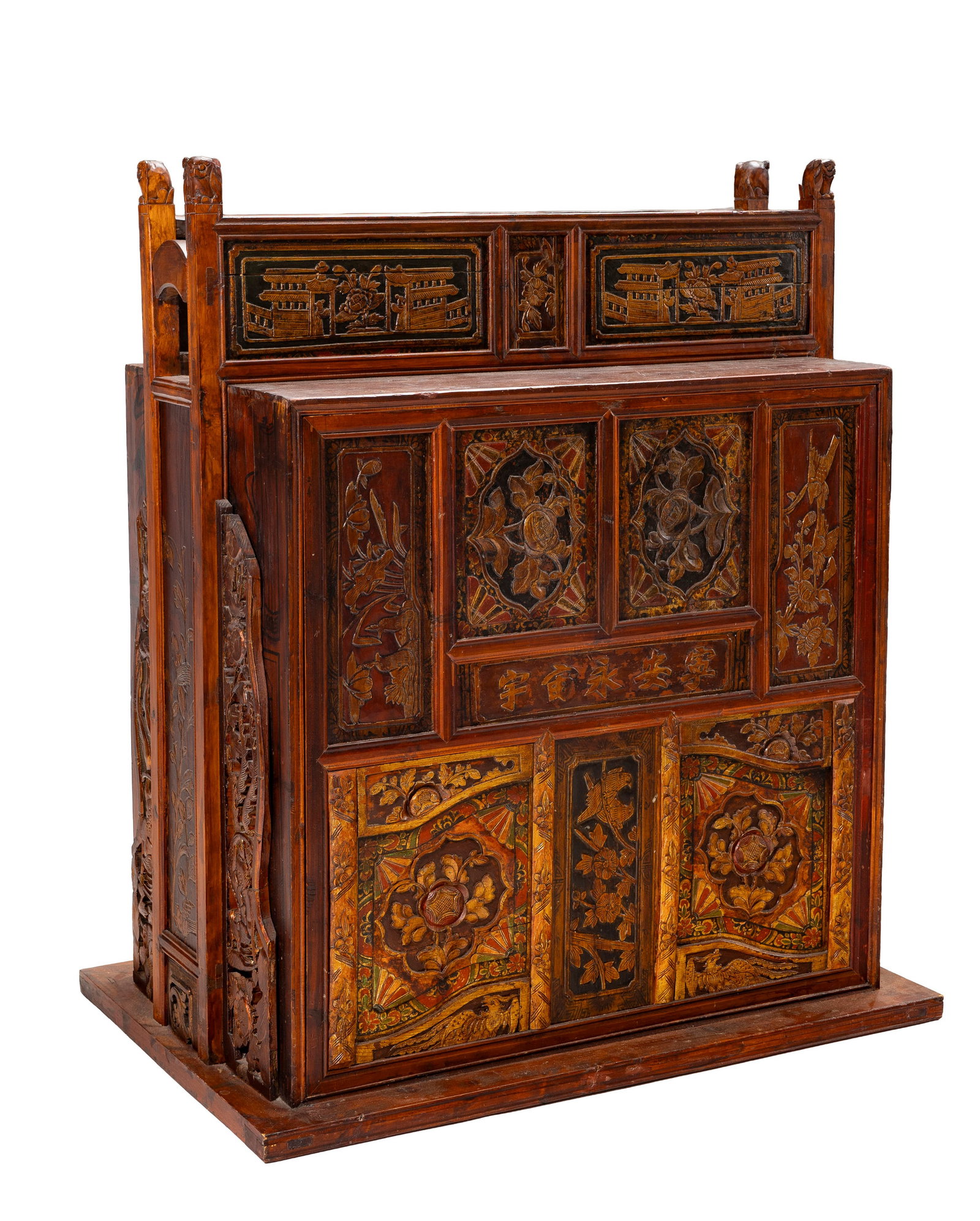 Coffre de mariage, Peranakan, début du XXe s., en bois polychrome sculpté de scènes a: Coffre de mariage, Peranakan, début du XXe s., en bois polychrome sculpté de scènes animées et éléments végétaux, ouvrant par un abattant en façade,