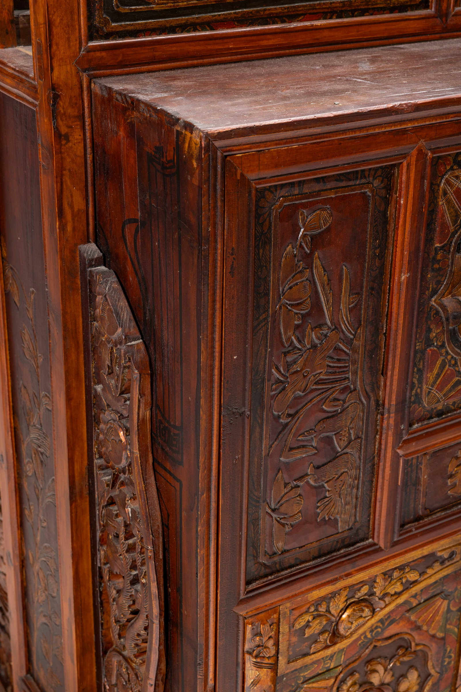 Coffre de mariage, Peranakan, début du XXe s., en bois polychrome sculpté de scènes a - 3