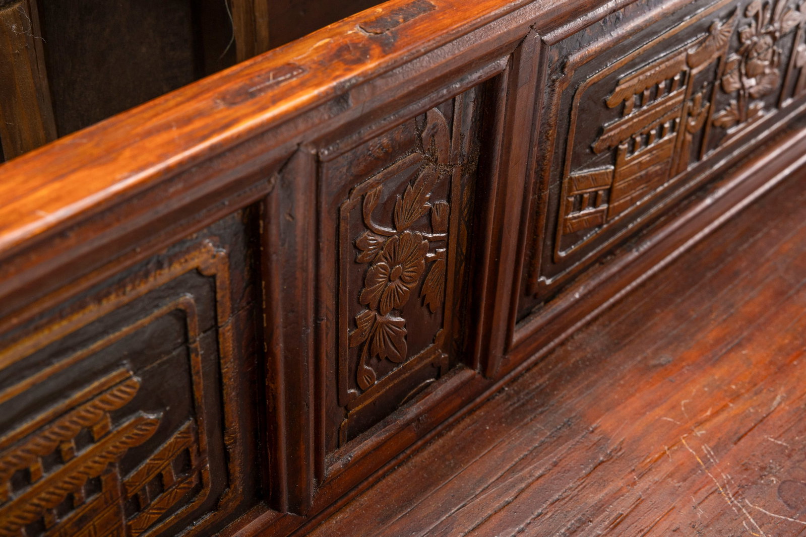 Coffre de mariage, Peranakan, début du XXe s., en bois polychrome sculpté de scènes a - 4