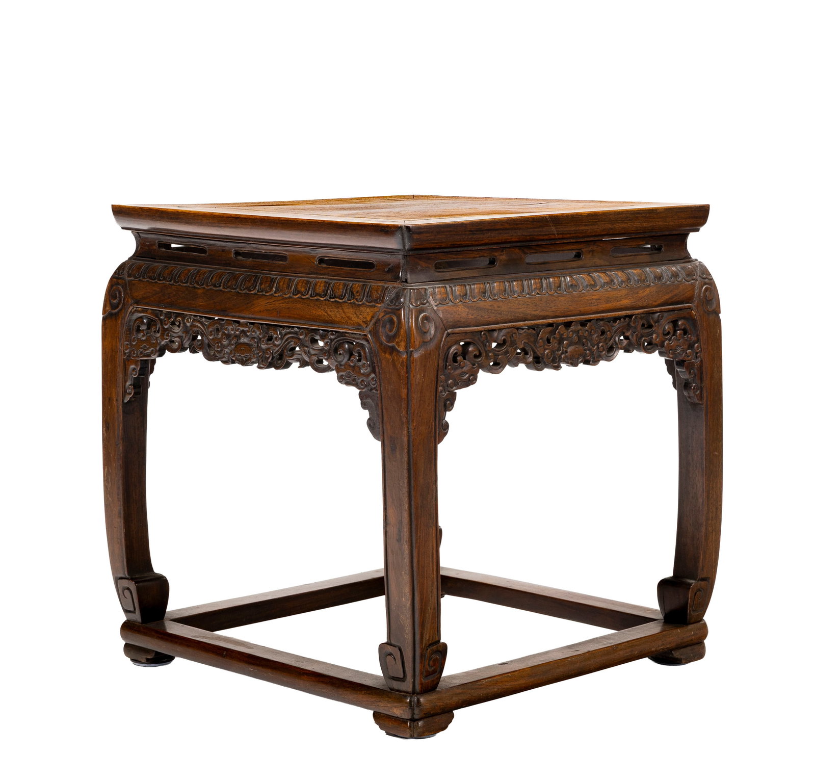 Table d'appoint, Chine, fin dynastie Qing, en hongmu, ceinture sculptée de fleurs, 51x50x50 cm: Table d'appoint, Chine, fin dynastie Qing, en hongmu, ceinture sculptée de fleurs, 51x50x50 cm Condition un pied restauré présence de fissures rayures et marques au vernis