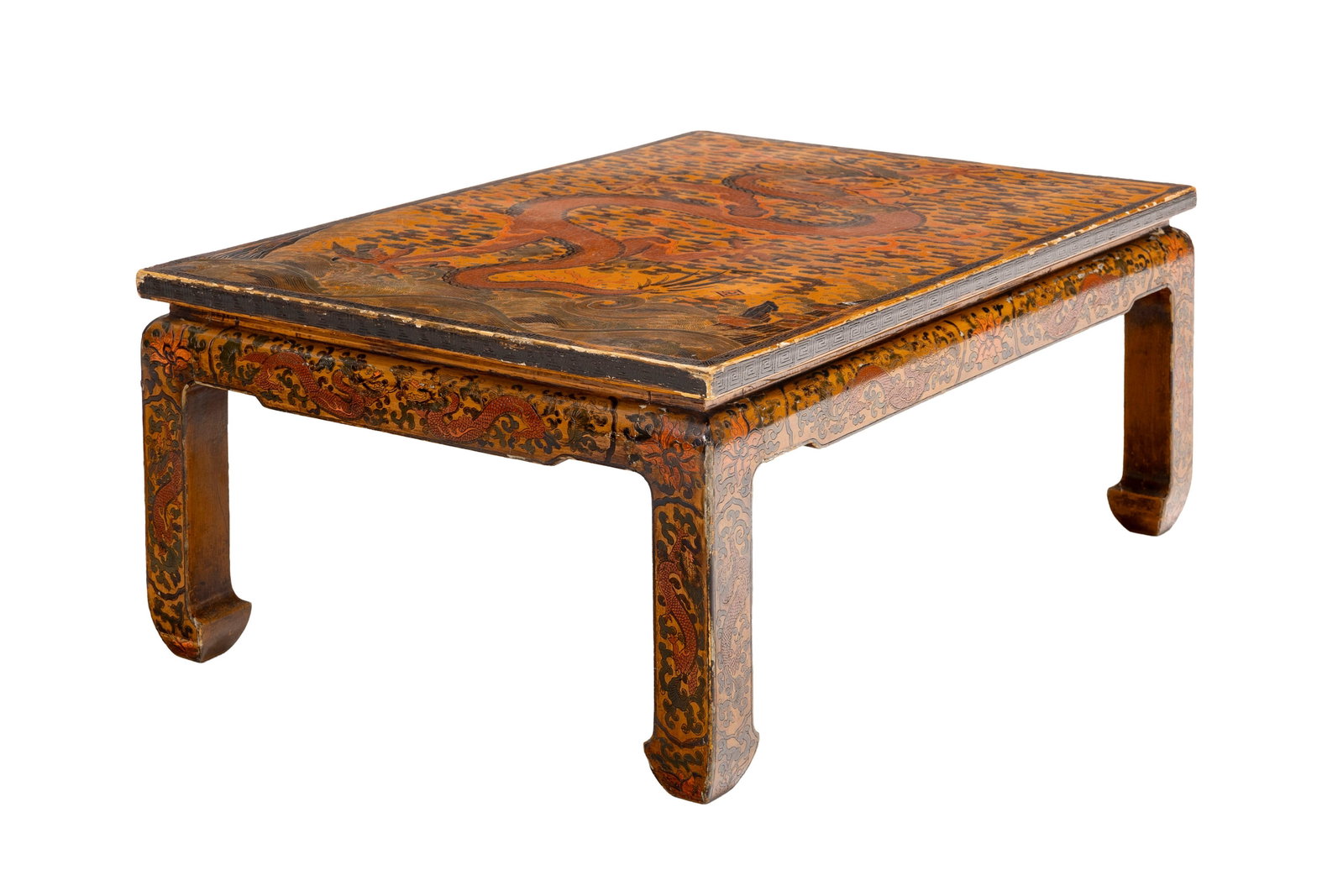 Table basse, Chine, XIXe s., en bois laqué polychrome à décor d'un dragon sur un fond: Table basse, Chine, XIXe s., en bois laqué polychrome à décor d'un dragon sur un fond de nuées, 36x85x61 cm Condition manques à la polychromie présence de fissures