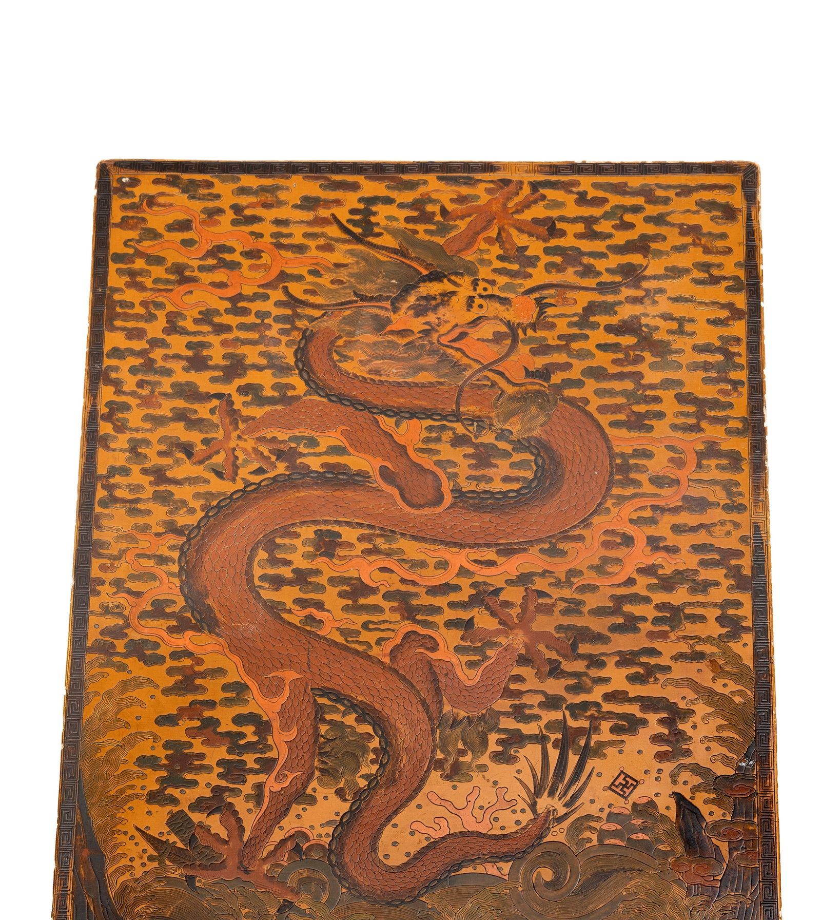 Table basse, Chine, XIXe s., en bois laqué polychrome à décor d'un dragon sur un fond - 2