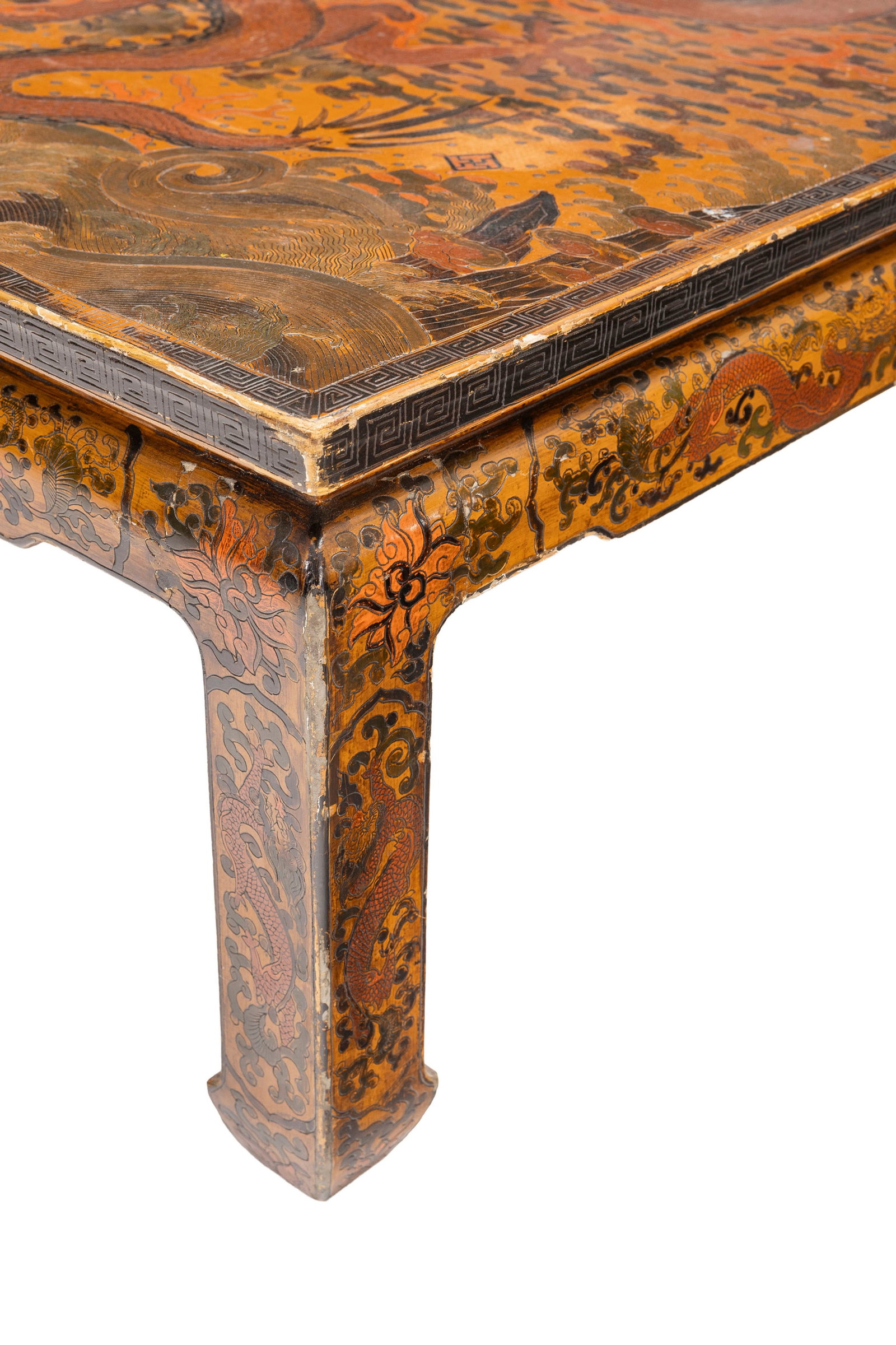 Table basse, Chine, XIXe s., en bois laqué polychrome à décor d'un dragon sur un fond - 3