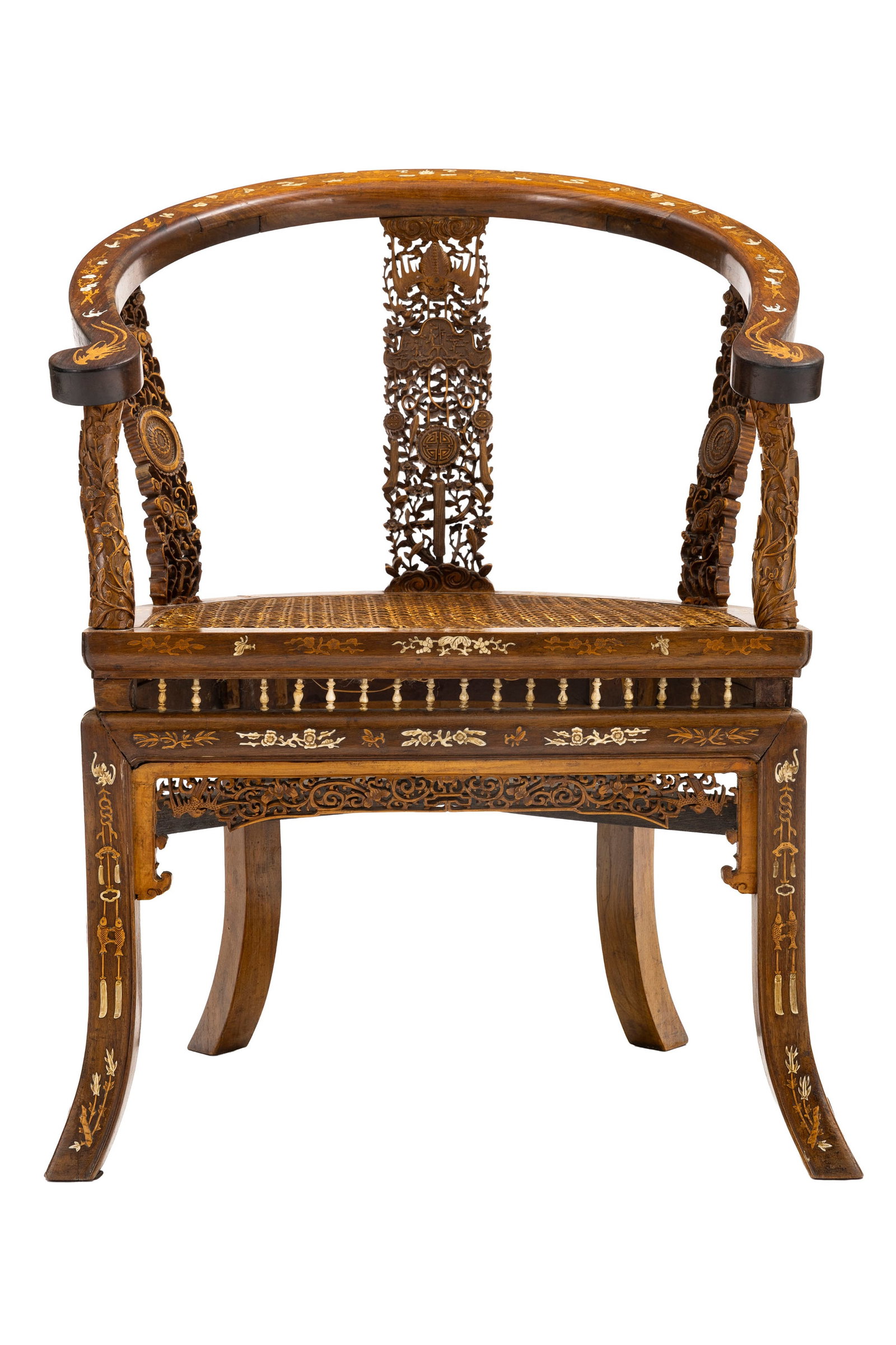 Fauteuil, Peranakan, XIXe s., en bois naturel sculpté et incrustations d'ivoire et bois fruitie: Fauteuil, Peranakan, XIXe s., en bois naturel sculpté et incrustations d'ivoire et bois fruitier à décor de nuées, branchages et animaux stylisés, dossier en fer à