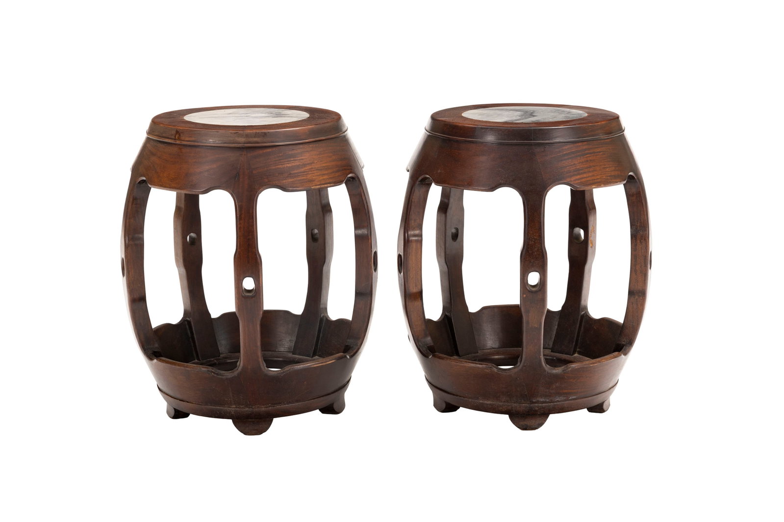 Paire de tabourets, Chine, dynastie Qing, en hongmu, assise en pierre de rêve, h. 49 cm: Paire de tabourets, Chine, dynastie Qing, en hongmu, assise en pierre de rêve, h. 49 cm Pour ce lot, la TVA due par l'acheteur est calculée sur le prix d'adjudication augmenté de l'